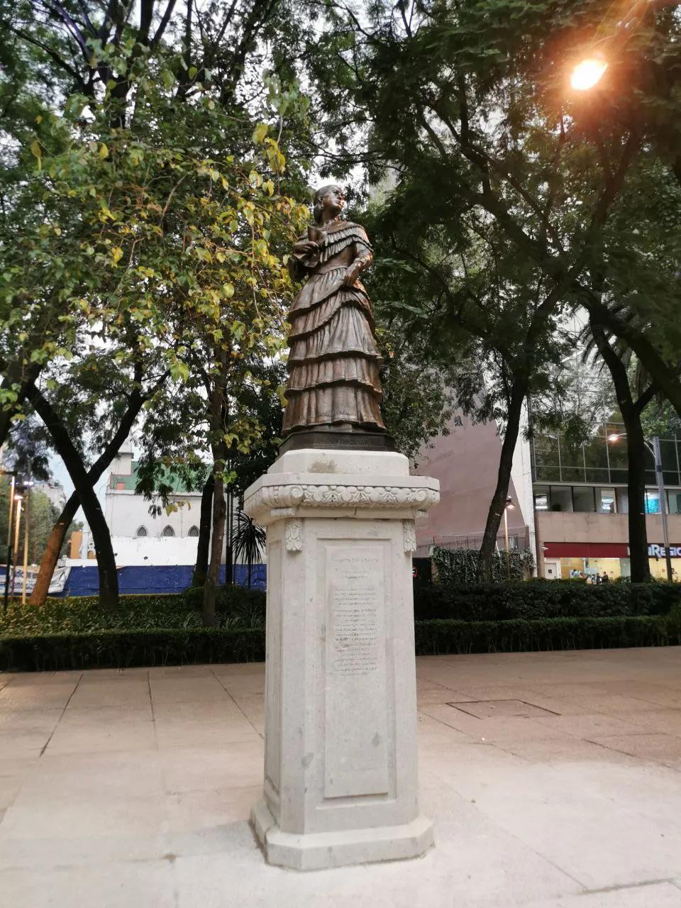 Photo showing: Escultura de Margarita Maza.