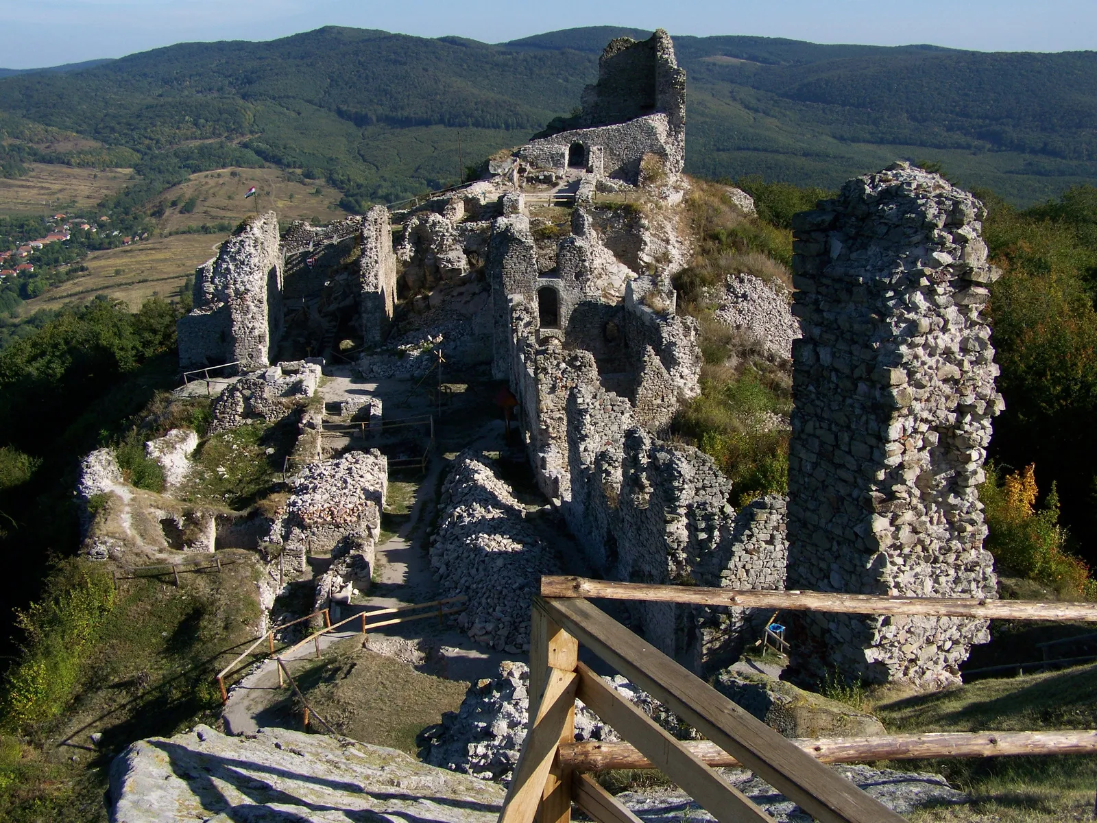 Photo showing: Várrom (Borsod-Abaúj-Zemplén County, Mogyoróska, Regéci vár, külterület)