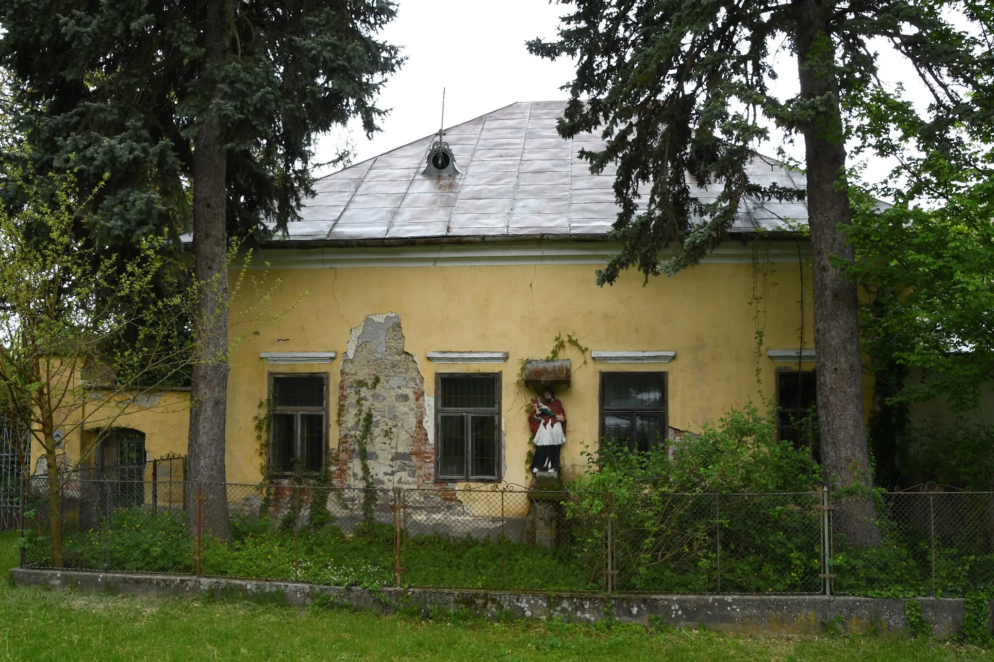 Photo showing: Roman Catholic parish house and Saint John of Nepomuk statue in Hejce, Hungary