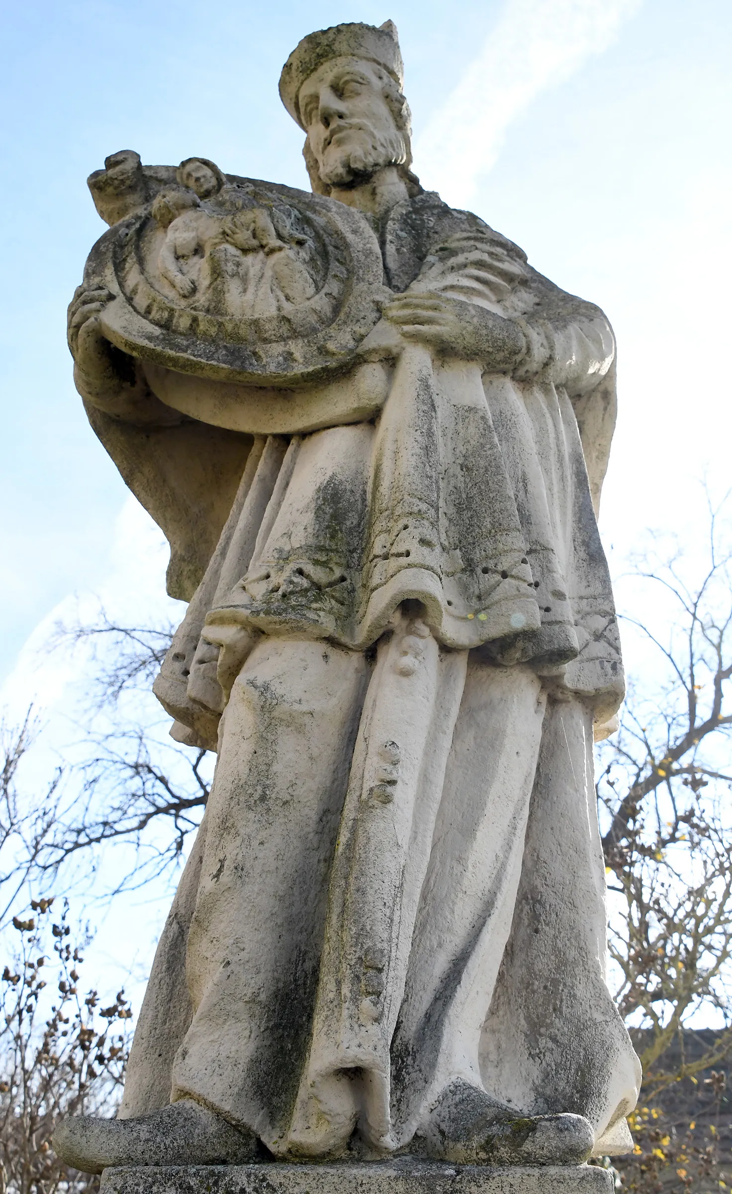 Photo showing: One of the two statues of Saint John of Nepomuk in the churchyard of Kerecsend