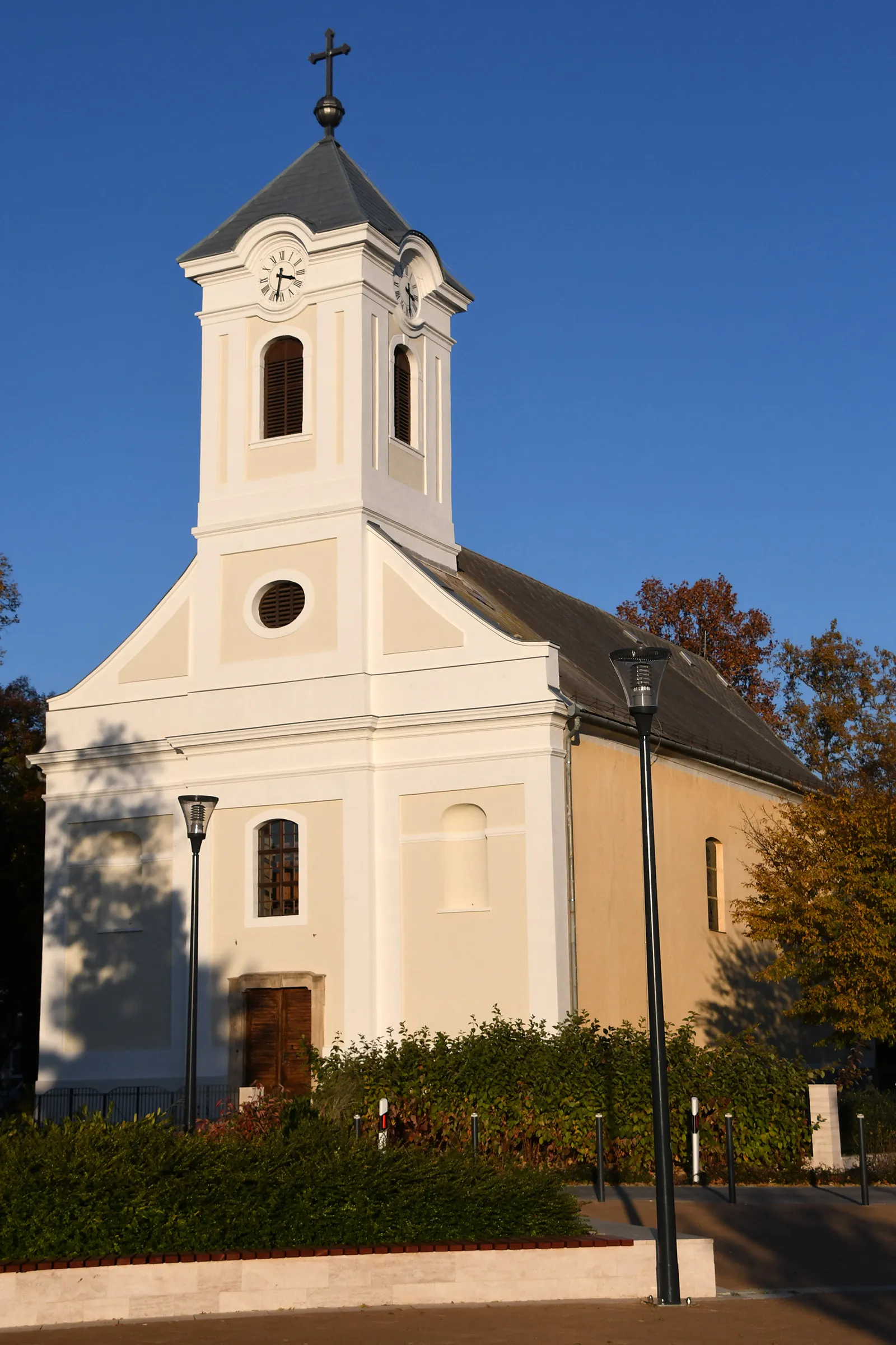 Photo showing: Roman Catholic church in Lőrinci, Hungary