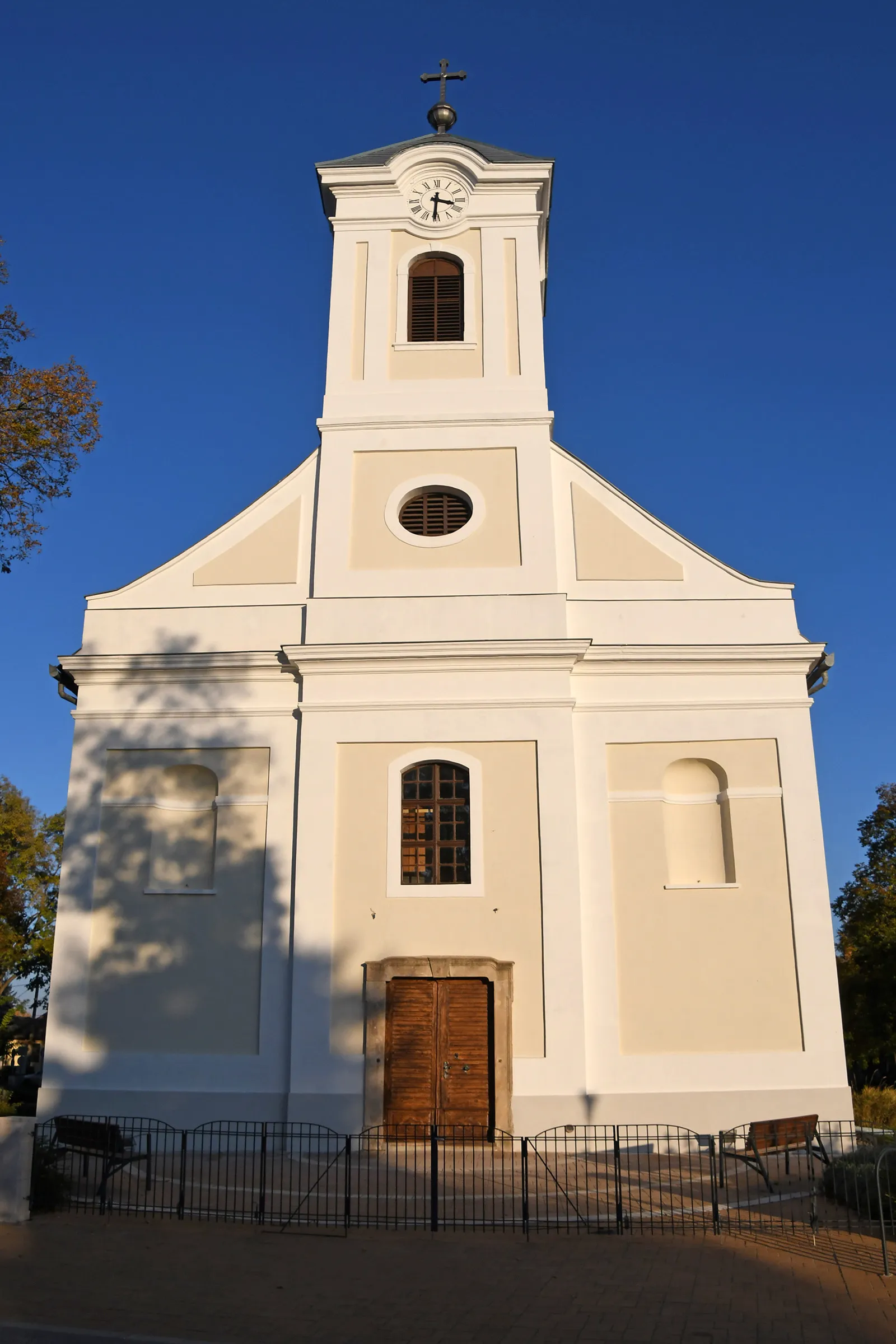 Photo showing: Roman Catholic church in Lőrinci, Hungary