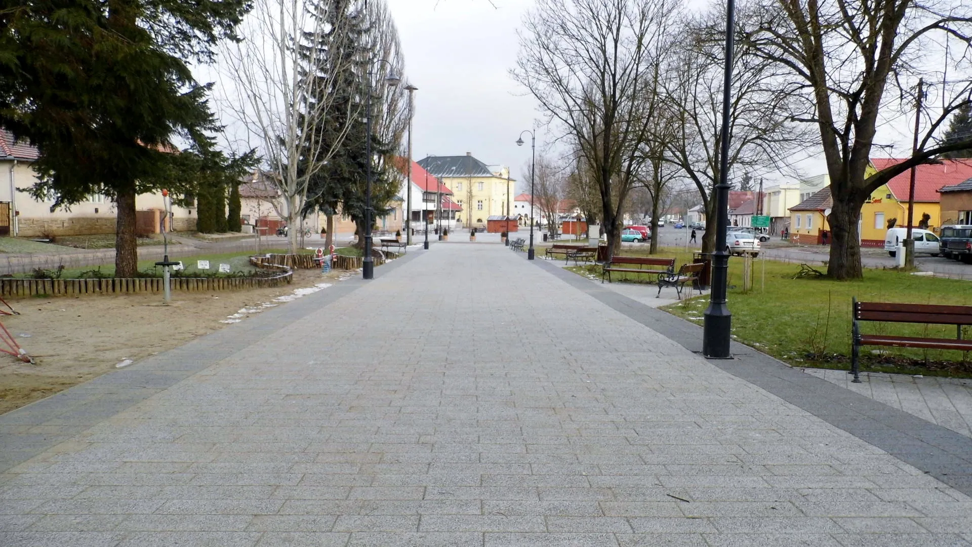 Photo showing: Pétervására főtere