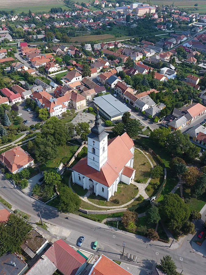 Photo showing: Szikszó, református templom légi felvételen