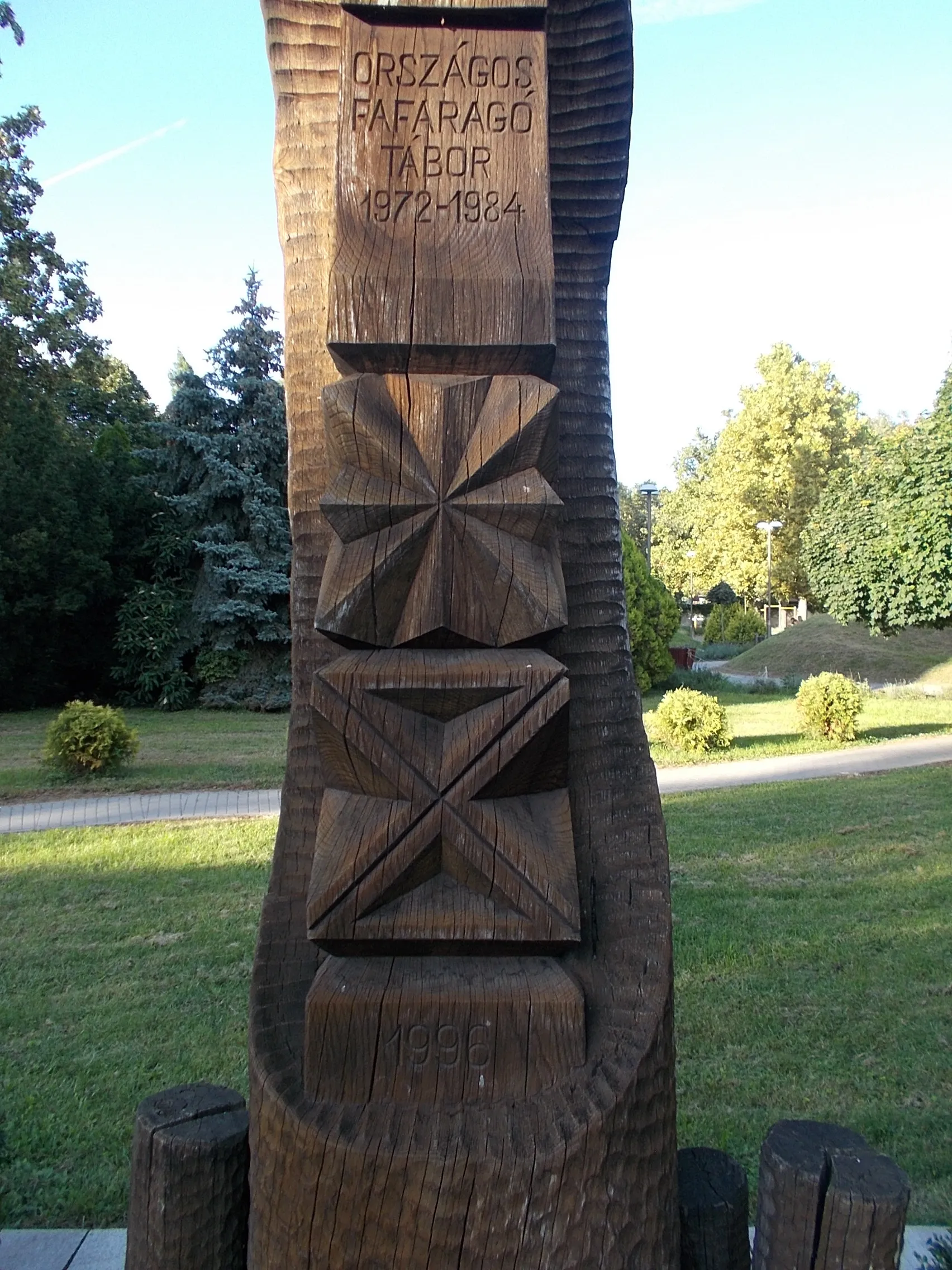 Photo showing: : Memorial column of national woodcarving camp 1972-1984 by István Balogh, György Ferencz, Lajos Kain, László Kovács, István Novákovits, Dezső Szilágyi and Sándor Szondy (installed in 1996) - Eötvös Road off, Ady Square park, Downtown, Sárospatak, Borsod-Abaúj-Zemplén County, Hungary.