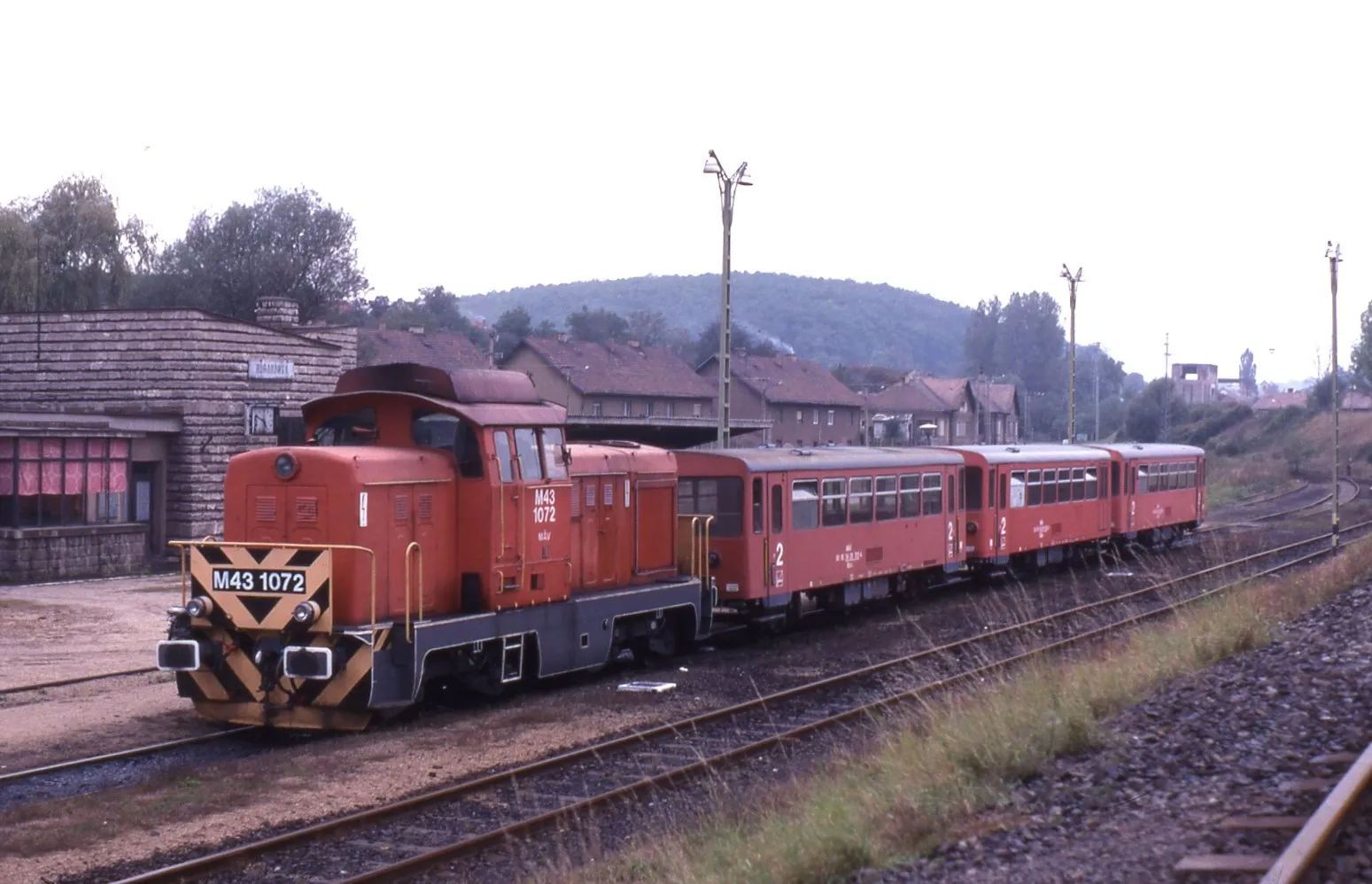 Photo showing: More than likely there was a shortage or failure of Bzmot power cars meaning on this day at least an M43 was working the branch from Kazincbarcika to Rudabánya. As can be seen from the photo, the line is in the middle of a coal mining district. Train 35313,17:22 Rudabánya to Kazincbarcika taken on 21 September 1996.