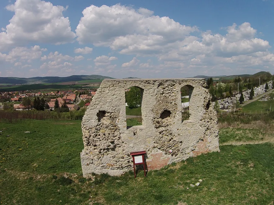 Photo showing: Tari Lőrinc udvarházának romjai a levegőből