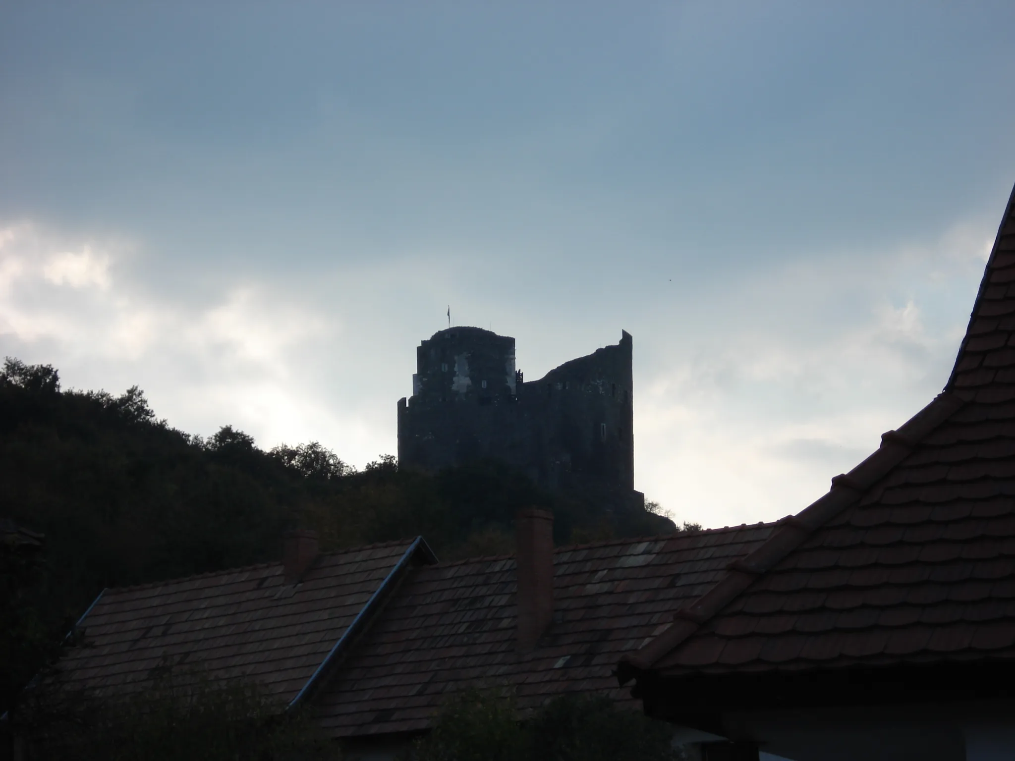 Photo showing: Castle of Holloko, taken by Dave Sallay, Oct 2006

This is a photo of a monument in Hungary. Identifier: 6601