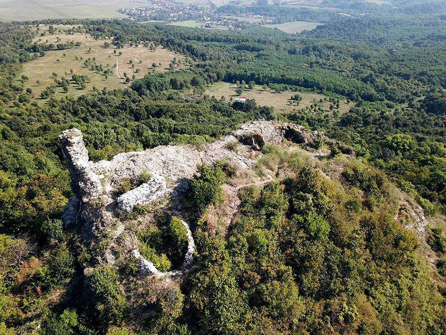 Photo showing: Szanda vára légi felvételen