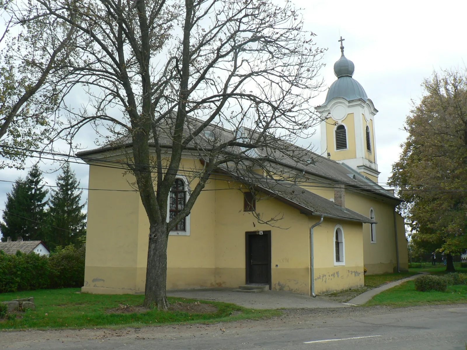 Photo showing: Szátok, a templom a főút felől nézve