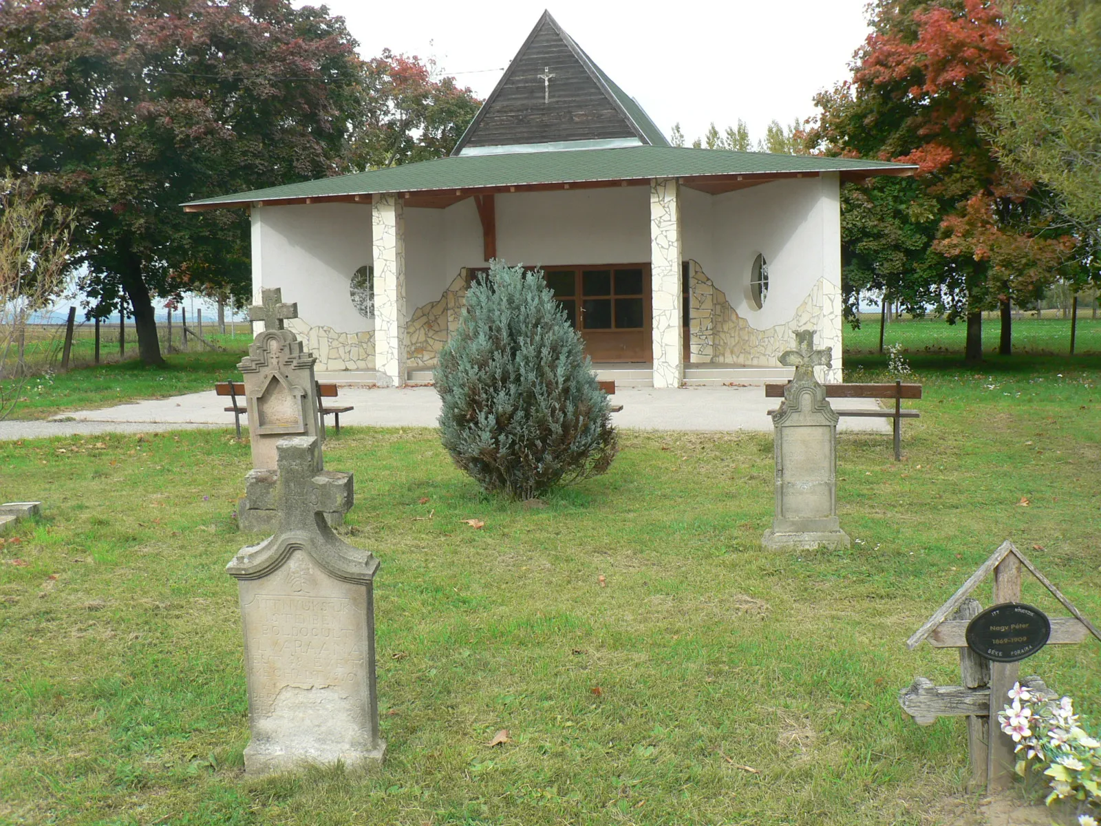 Photo showing: Szátok, a temető ravatalozója