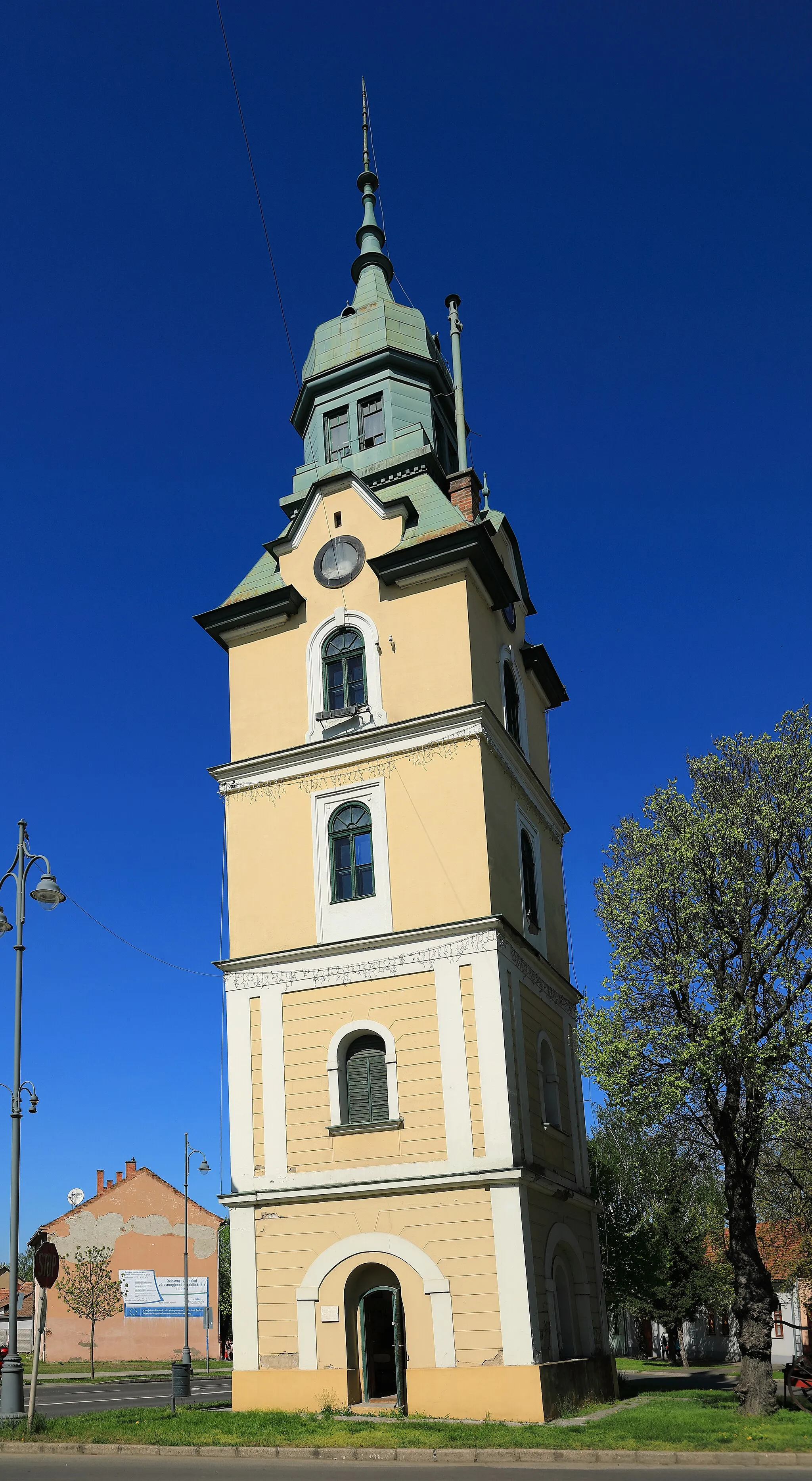 Photo showing: The Szécsény Fire Tower built in the 18th century and got its current shape in 1893. It has a lean of 3 degrees, 0,9° less than the fammous Leaning Tower in Pisa.