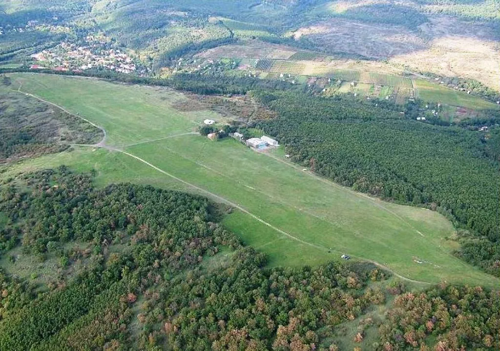 Photo showing: Pipis-hegy airport