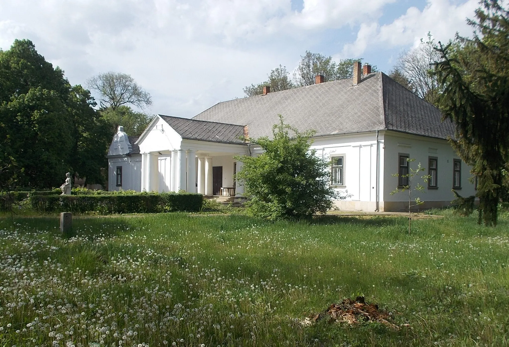 Photo showing: : Dobóczky mansion (1910s?, listed) at the former State Farm Vocational School plot - 29 Dobó István utca (Route 3209), Heves, Heves County, Hungary.