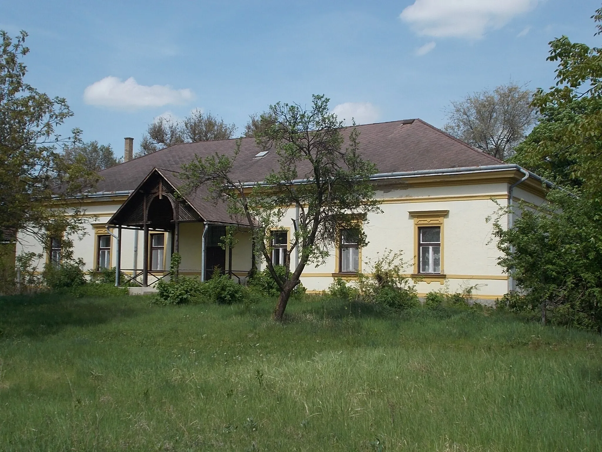 Photo showing: : Former Remenyik-kúria (~Remenyik mansion), Mátyás király utca side (SW facade). Listed. Built in 1840s, in 1905 remodelled. Former circa 5 hectare park belonged to it. - 15, Deák Ferenc utca, Heves, Heves County, Hungary.