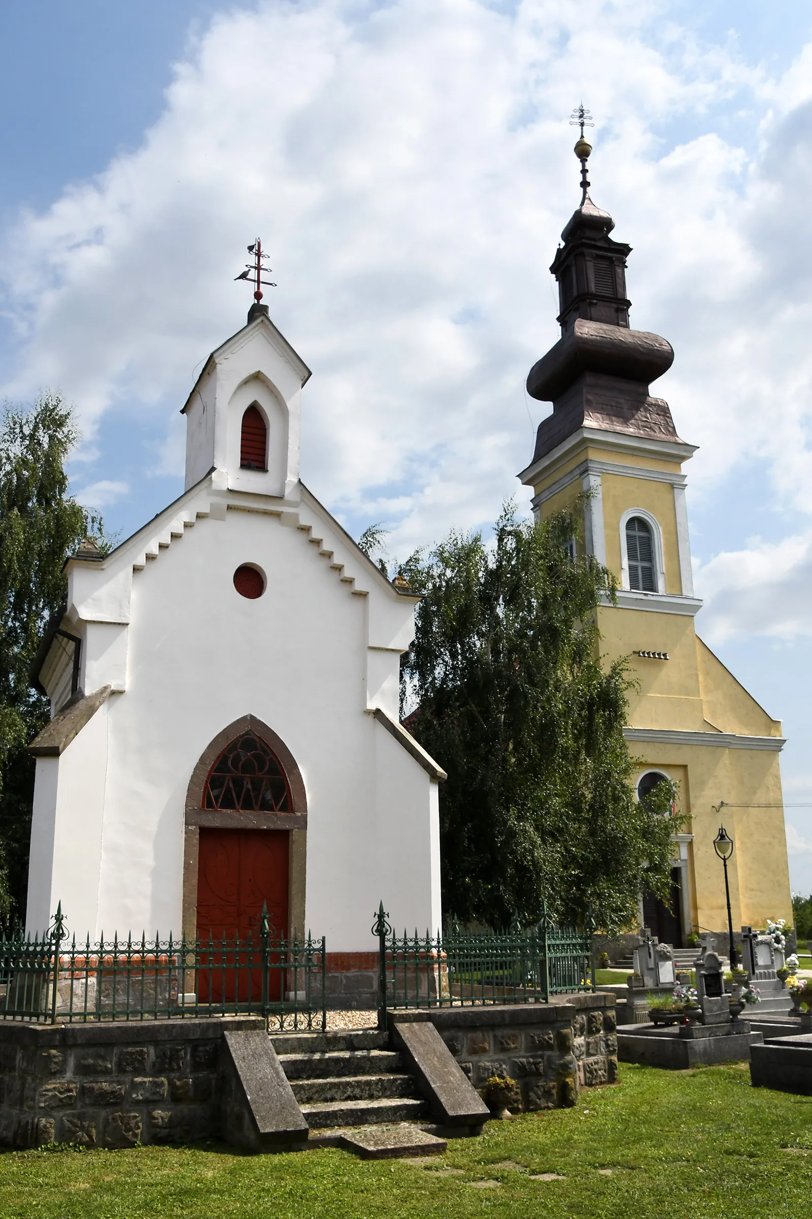 Photo showing: Cemetery chapel and Greek Catholic church in Sajópetri