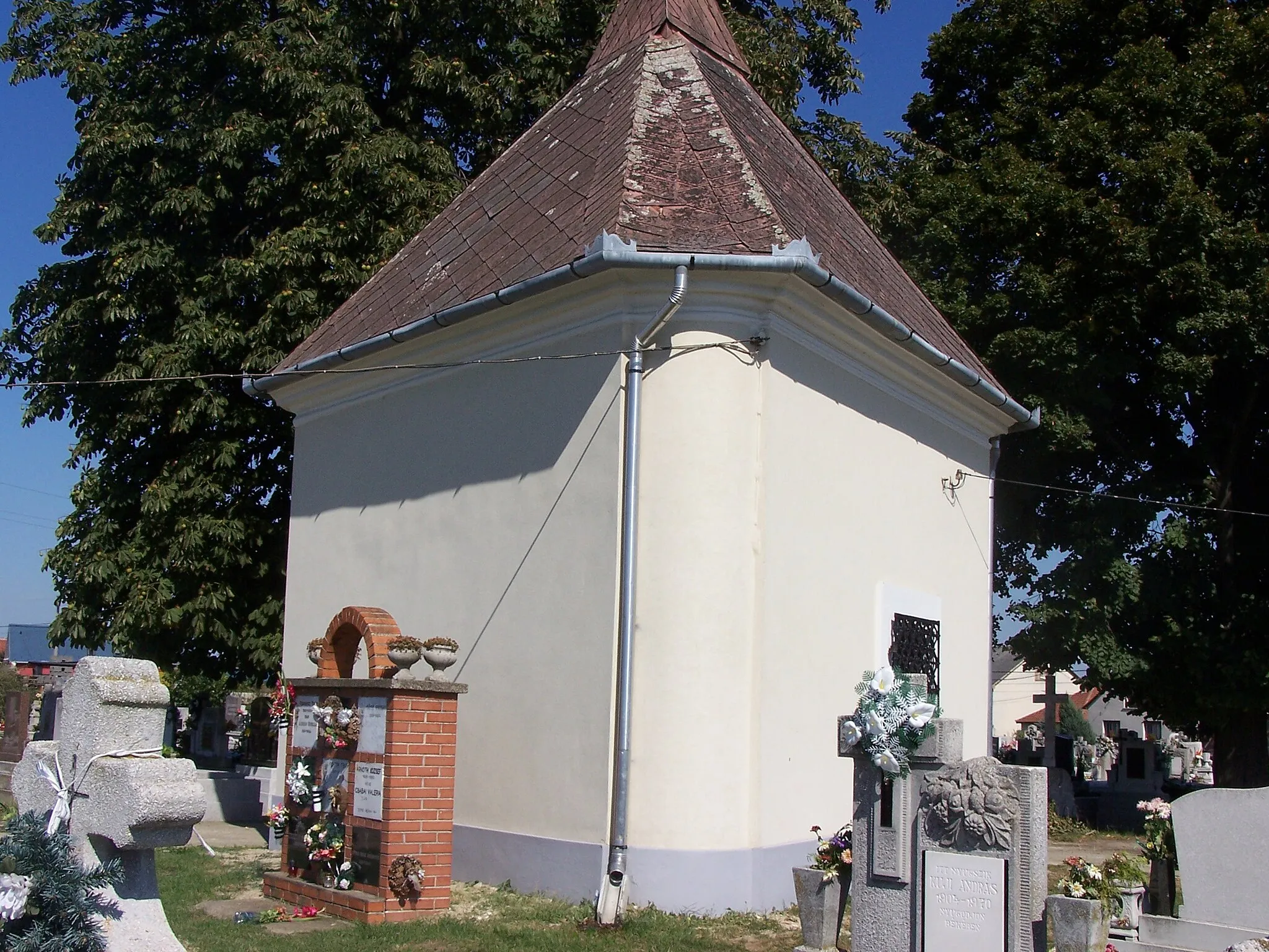Photo showing: Triangular cemetery chapel in Sajólád, Hungary (Dózsa György street, Cemetery)