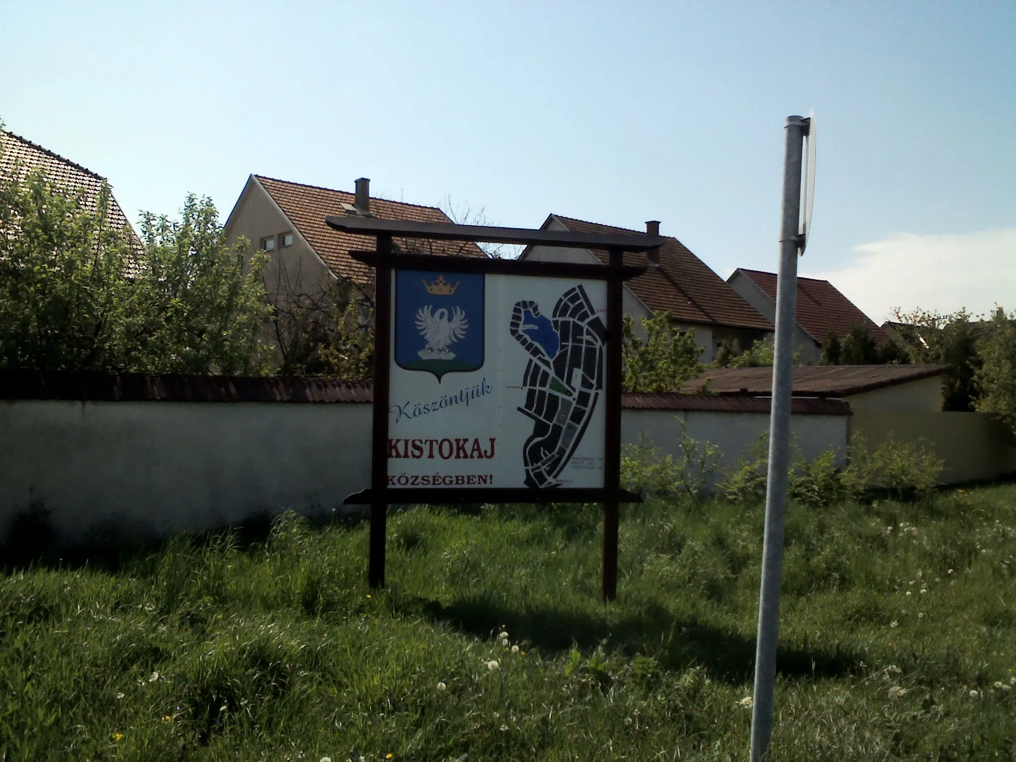Photo showing: Aviso de Bienvenida en húngaro al municipio de Kistokaj