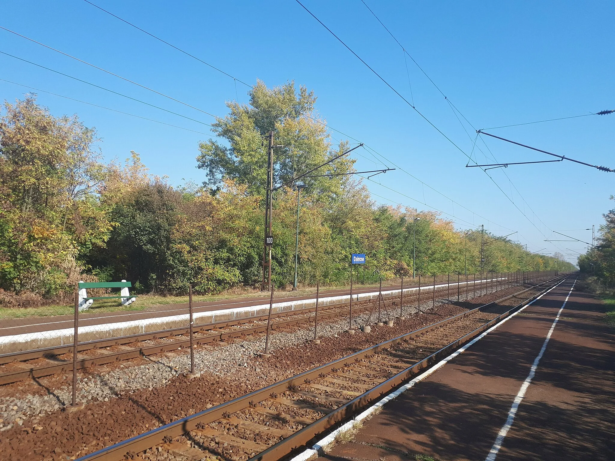 Photo showing: Csincse megállóhely a Hatvan–Miskolc–Szerencs–Sátoraljaújhely-vasútvonalon, Csincse belterületén.