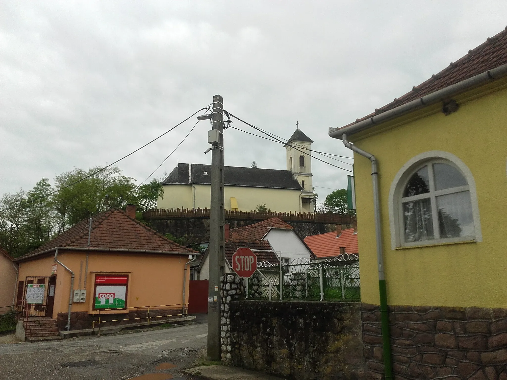Photo showing: View of Kács, Hungary, with the Romanesque Roman Catholic chuch