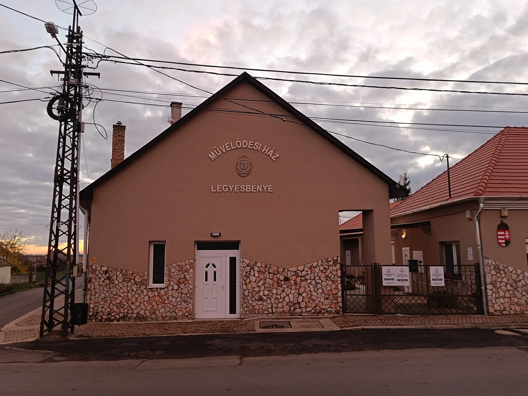 Photo showing: Legyesbénye, művelődési ház