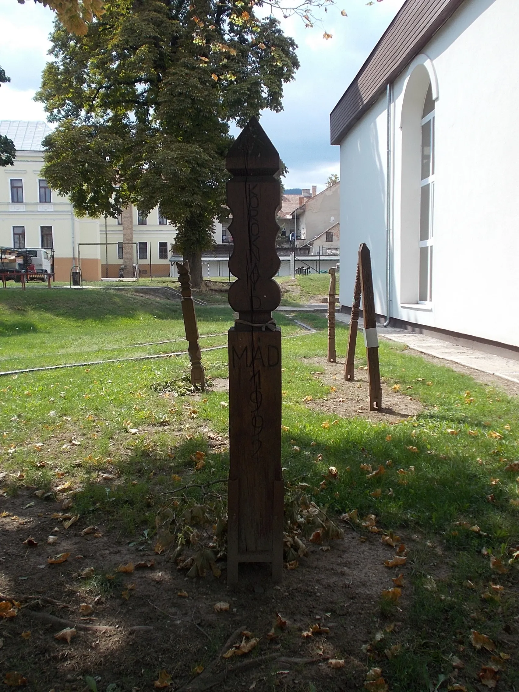 Photo showing: Kopjafa memorial(s). On the closest, iscription: 'Koroknay D. Mád 1992' (maybe refer to Koroknay Dániel Elementary School in Mád) in the garden of the Kazinczy Ferenc Hungarian-English Bilingual, Language Teacher German Nationality Elementary School Jókai Mór Branch - 13 Jókai Street, Sátoraljaújhely, Borsod-Abaúj-Zemplén County, Hungary.