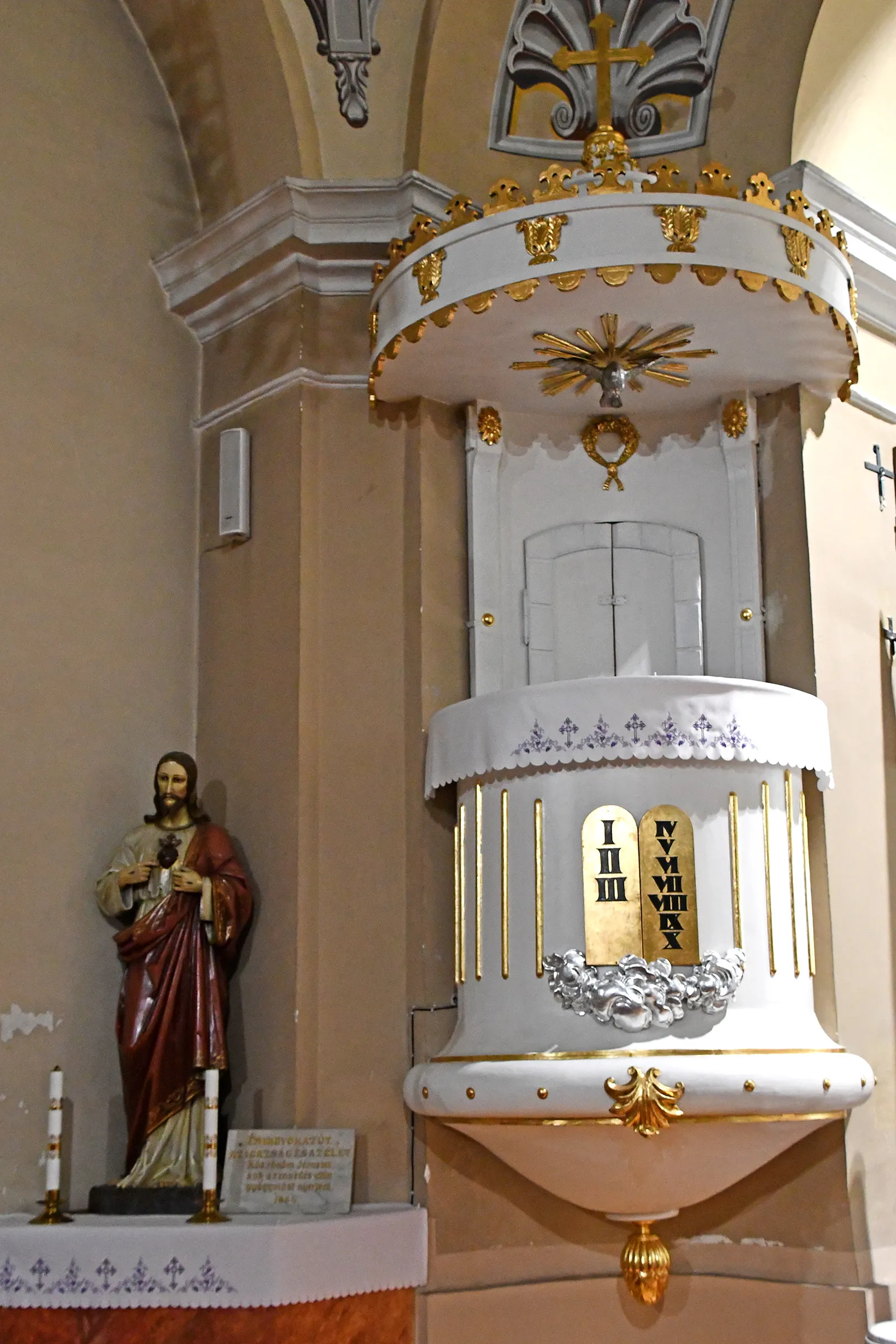 Photo showing: Interior of the Roman Catholic church in Rátka, Hungary