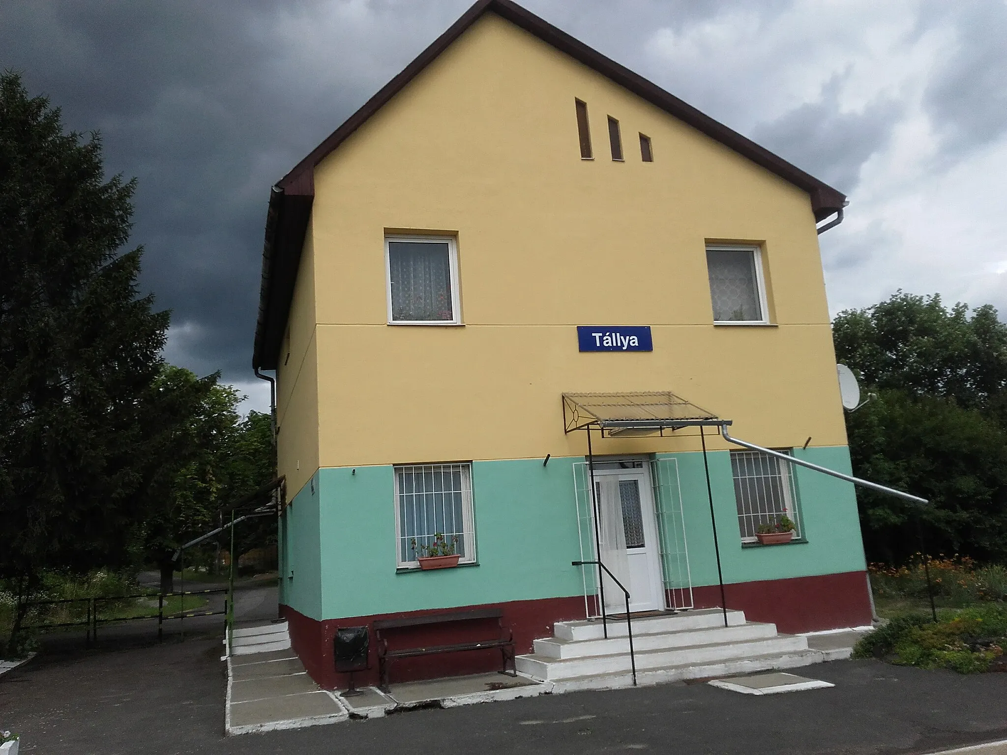 Photo showing: Train station in Tállya, Hungary, on a route from Szerencs.