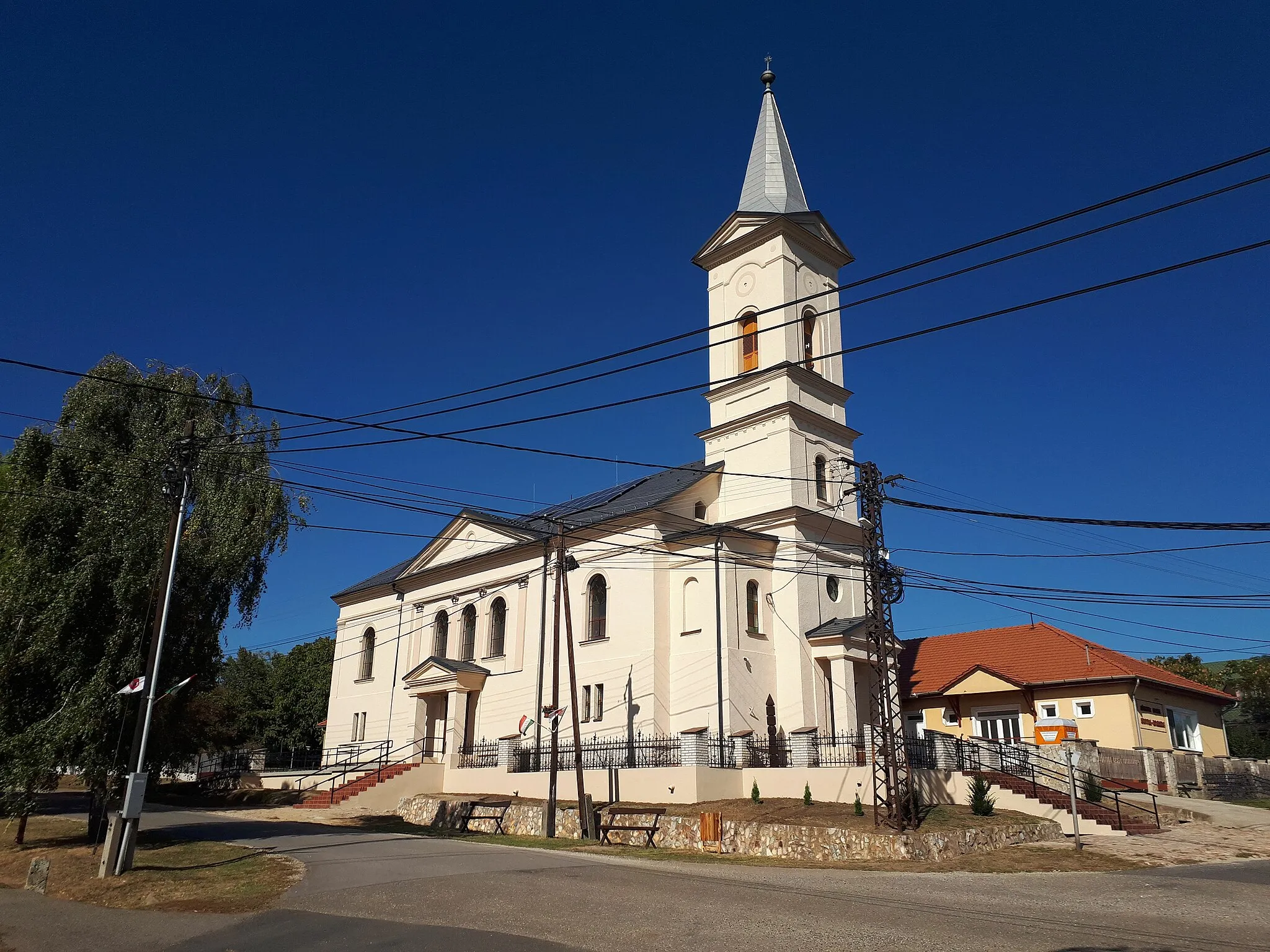 Photo showing: Az 1907-ben épült neoklasszicista református templom Újcsanálos településen