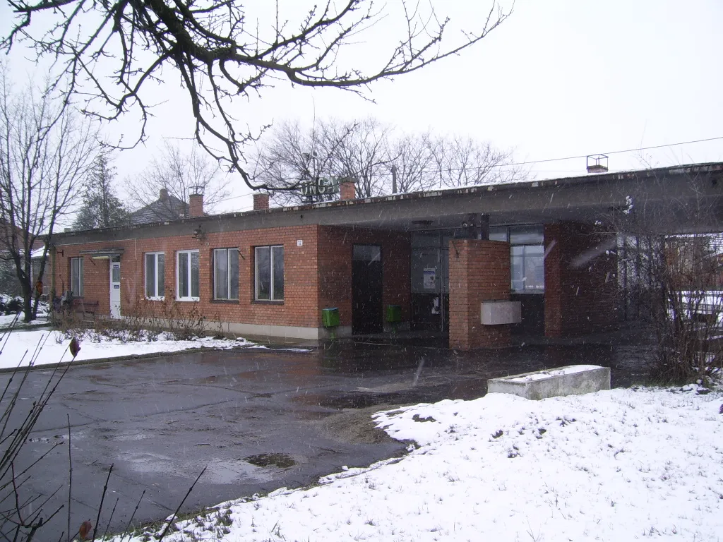 Photo showing: Railway station, winter 2010, Onga, Hungary