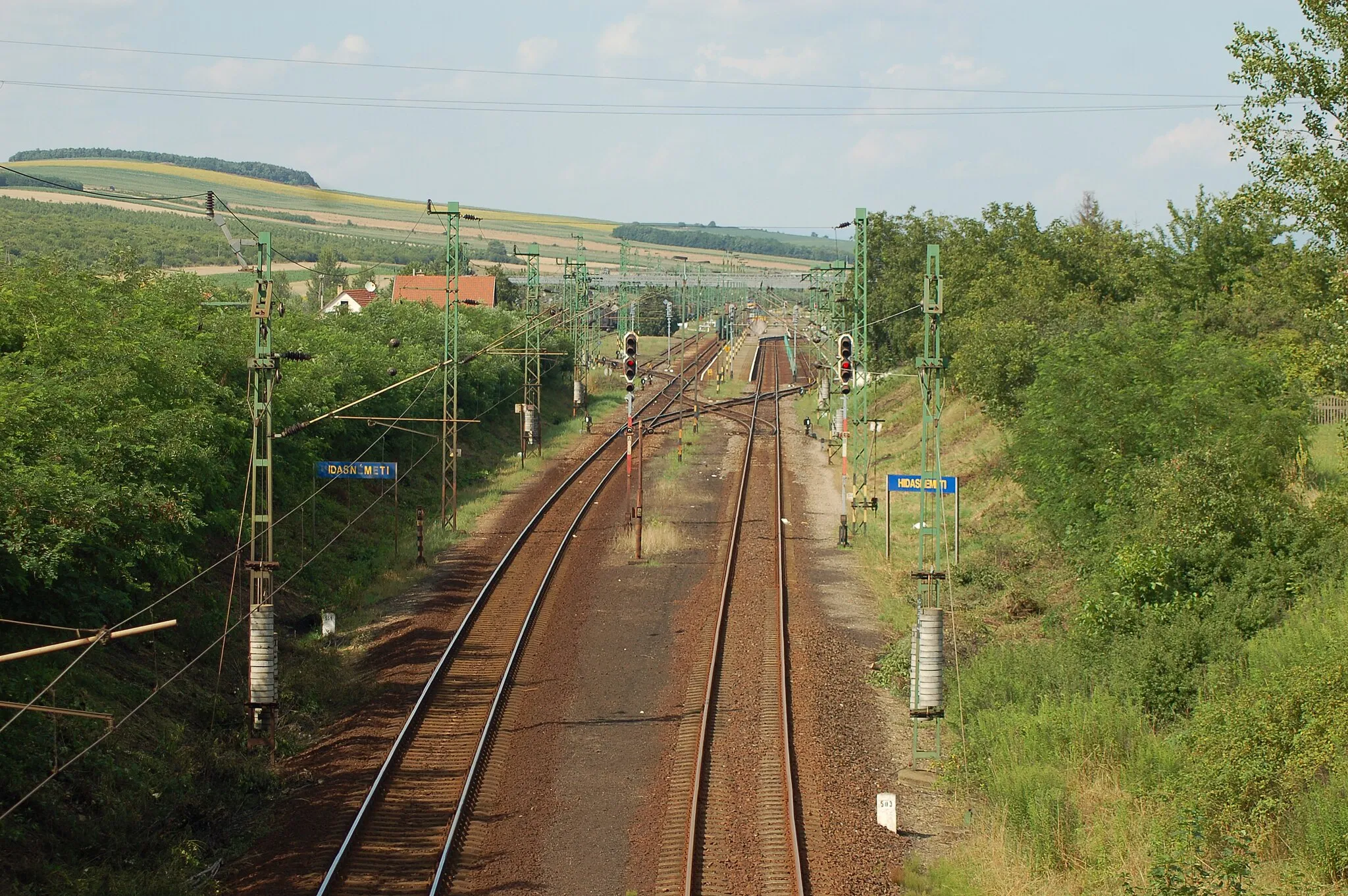 Photo showing: Ligne 90 (gauche) et 98 (droite) des chemins de fer hongrois près de Hidasnémeti