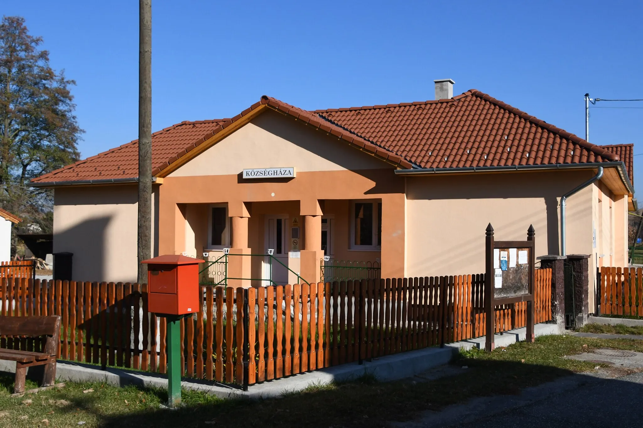 Photo showing: Village hall in Bükkmogyorósd, Hungary