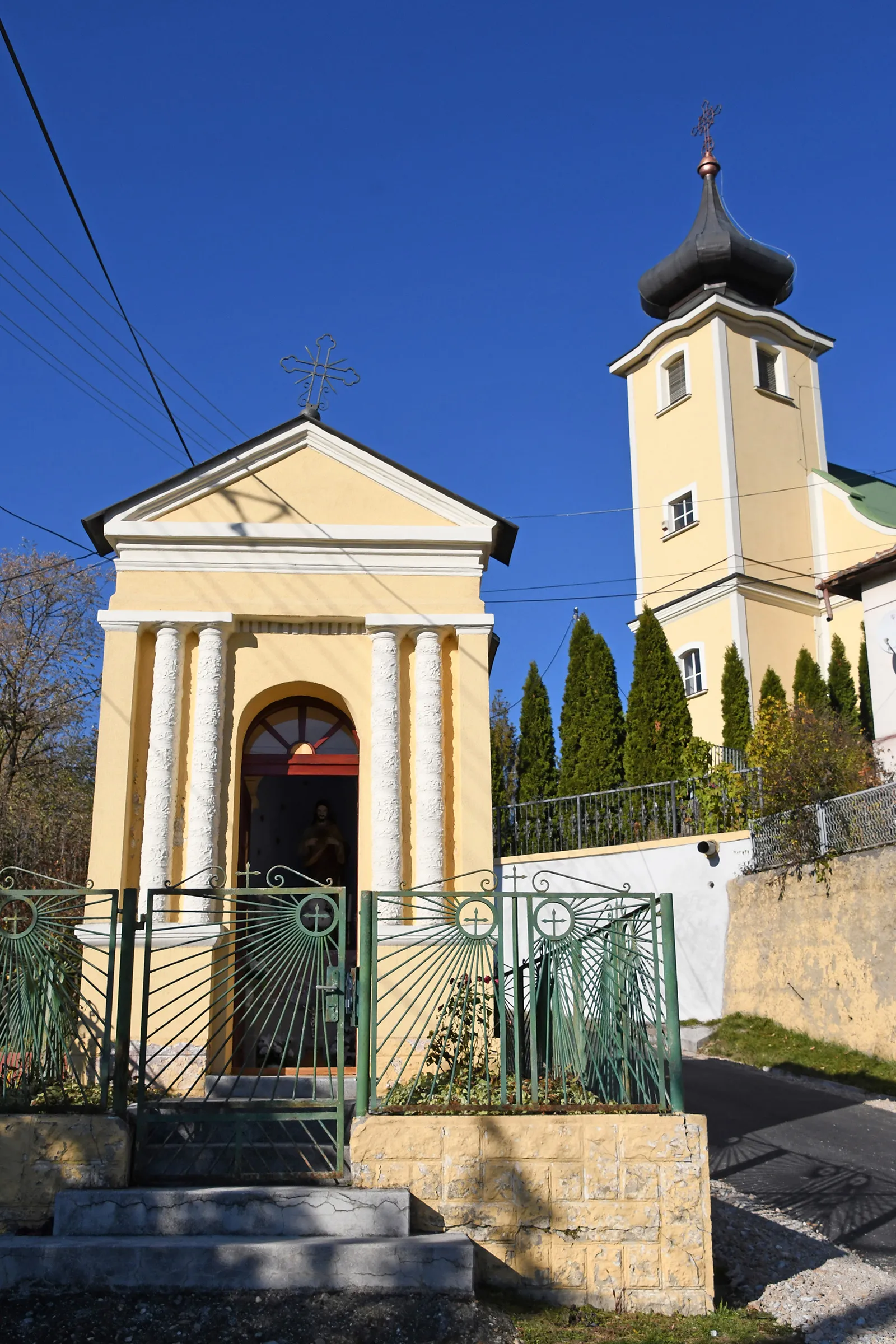 Photo showing: Sacred Heart of Jesus shrine with the Roman Catholic church in Borsodszentgyörgy, Hungary