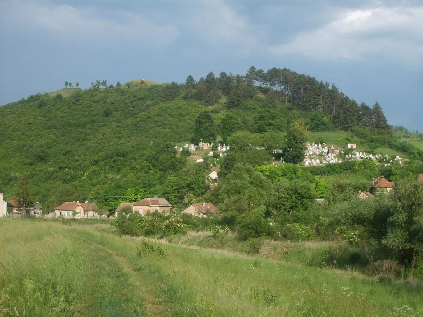 Photo showing: A Földvár a Sajó felől nézve.