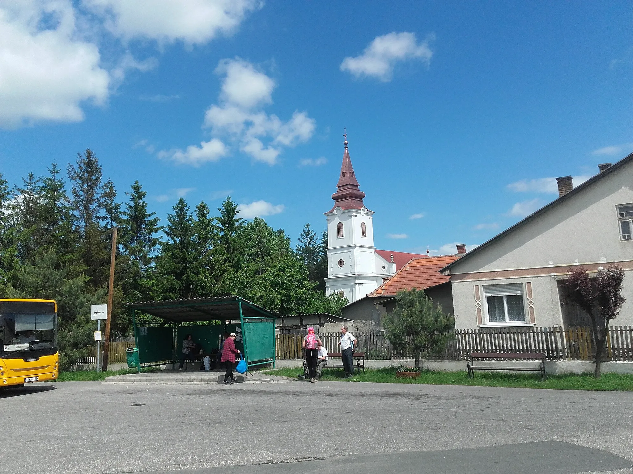 Photo showing: The main square of Varbó, Hungary, with the local Baroque Reformed church, and a bus stop
