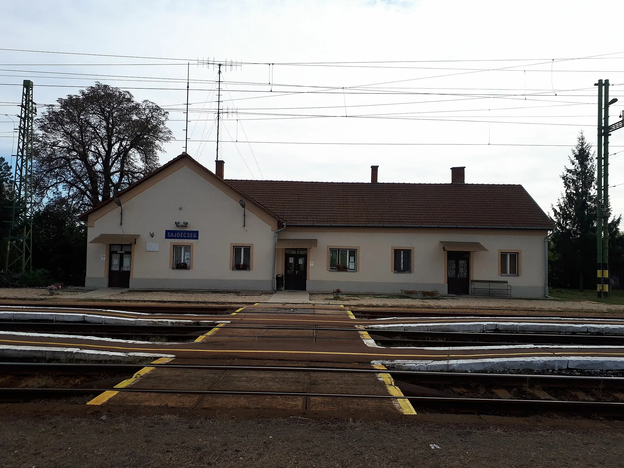 Photo showing: Sajóecseg vasútállomása a Miskolc–Ózd-vasútvonal és a Miskolc–Tornanádaska-vasútvonal közös szakaszán