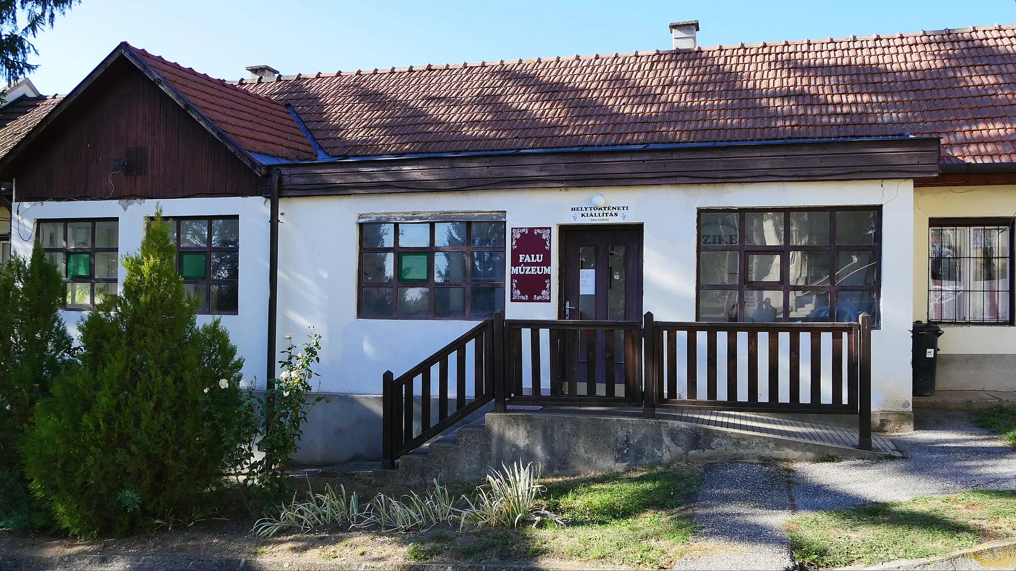 Photo showing: A kastély épülete mellett található Falumúzeum, Szalaszend