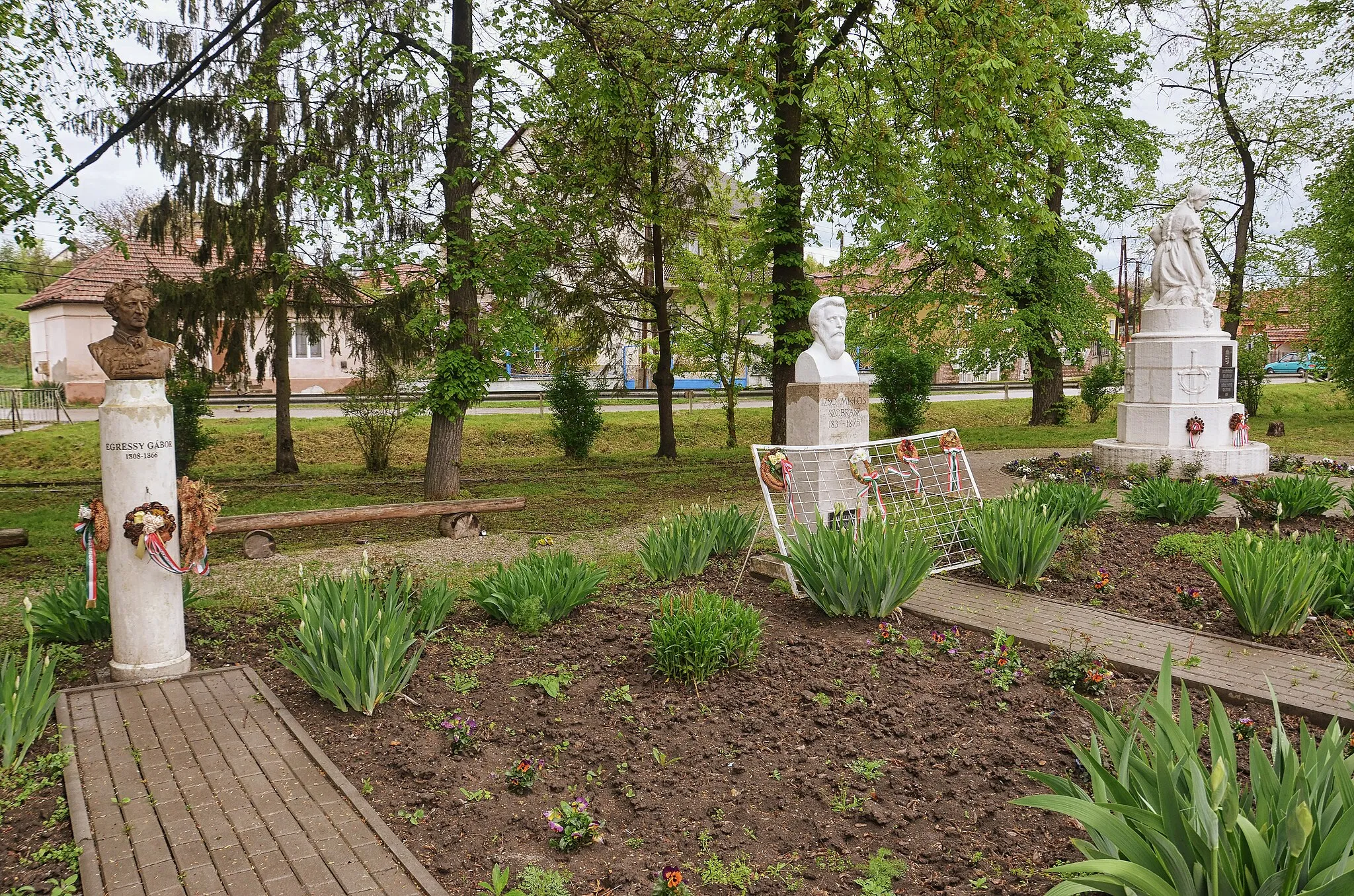 Photo showing: Izsófalva, Hungary – Park in the center of the village with busts of Gábor Egressy, Miklós Izsó and the World War Memorial