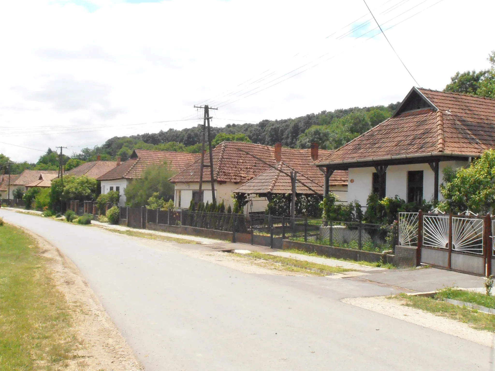 Photo showing: Street in Irota, Hungary