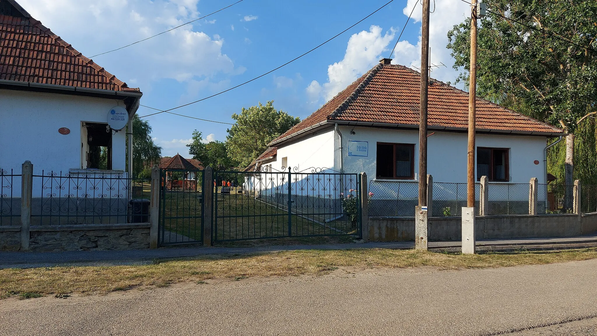 Photo showing: Erdei iskola és turistaház. Országos Kéktúra (OKT-254 szakasz) egyedi bélyegzőhelye