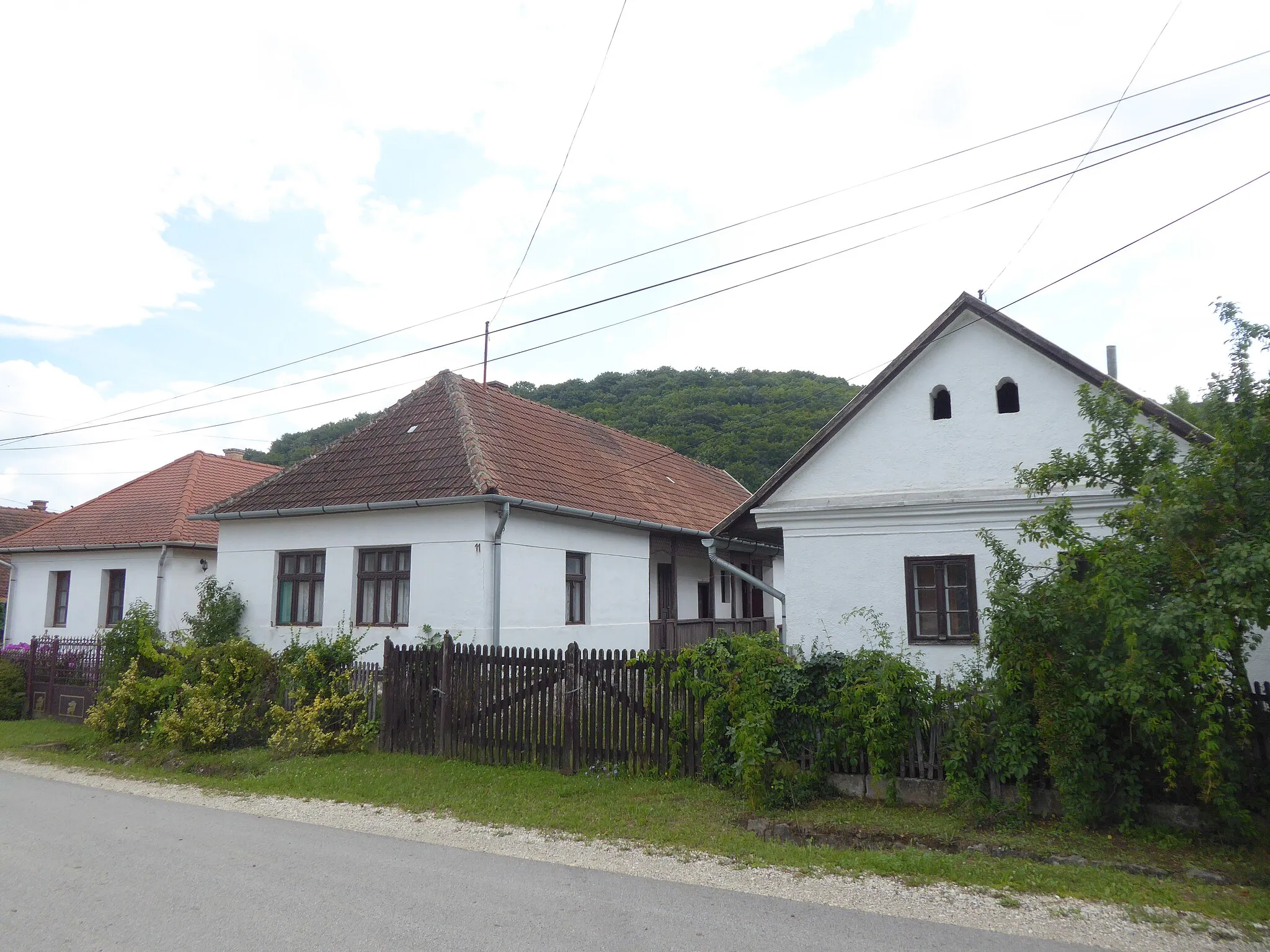 Photo showing: Szőlősardó, Lakóházak