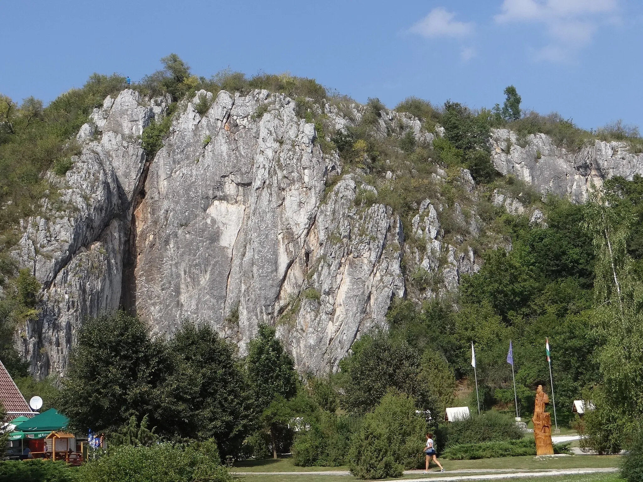 Photo showing: Aggtelek. Wejście do jaskini i ściana wspinaczkowa