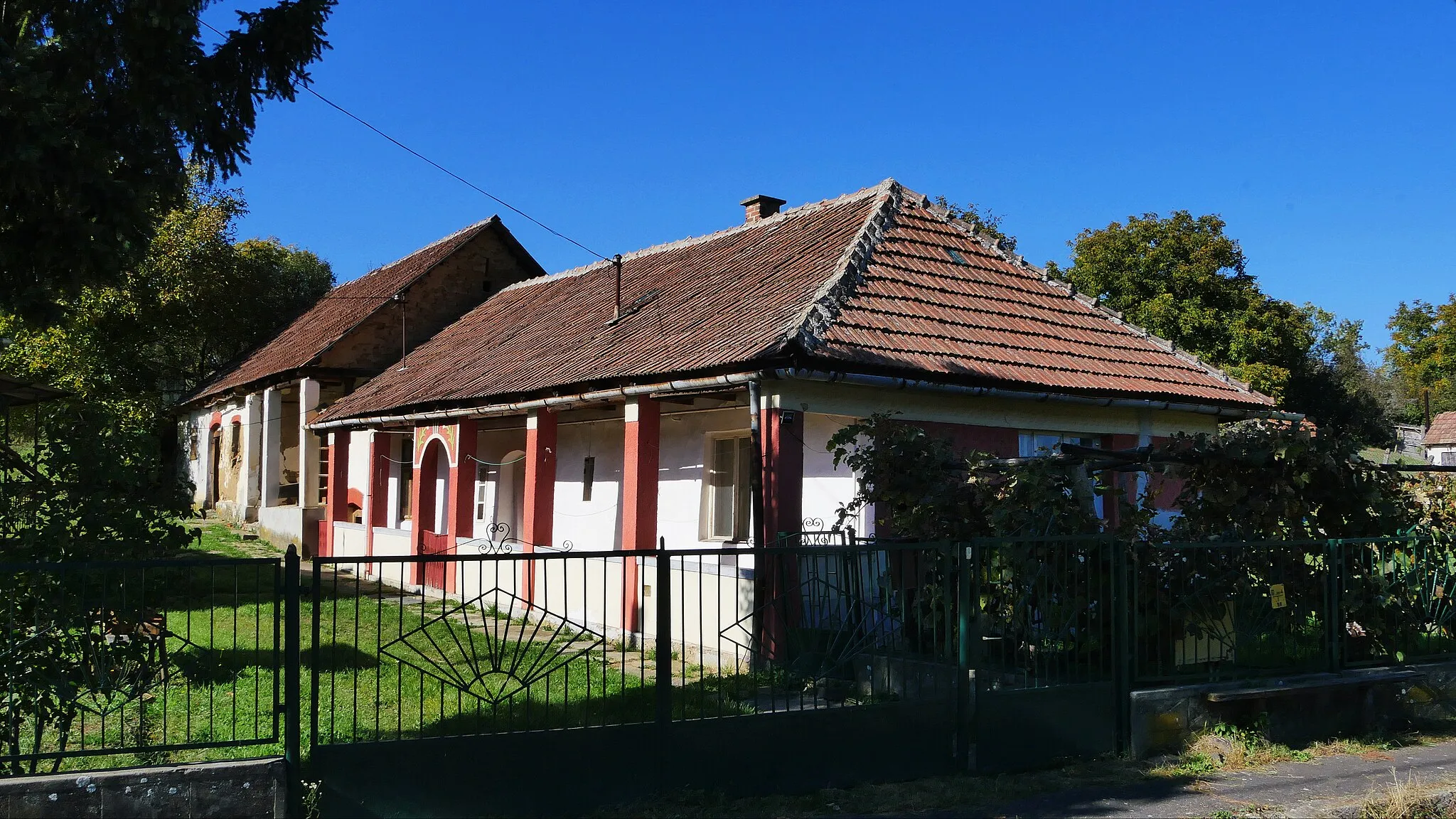 Photo showing: Oldaltornácos népi lakóház vakolatdíszítéses bejáróval, Litka