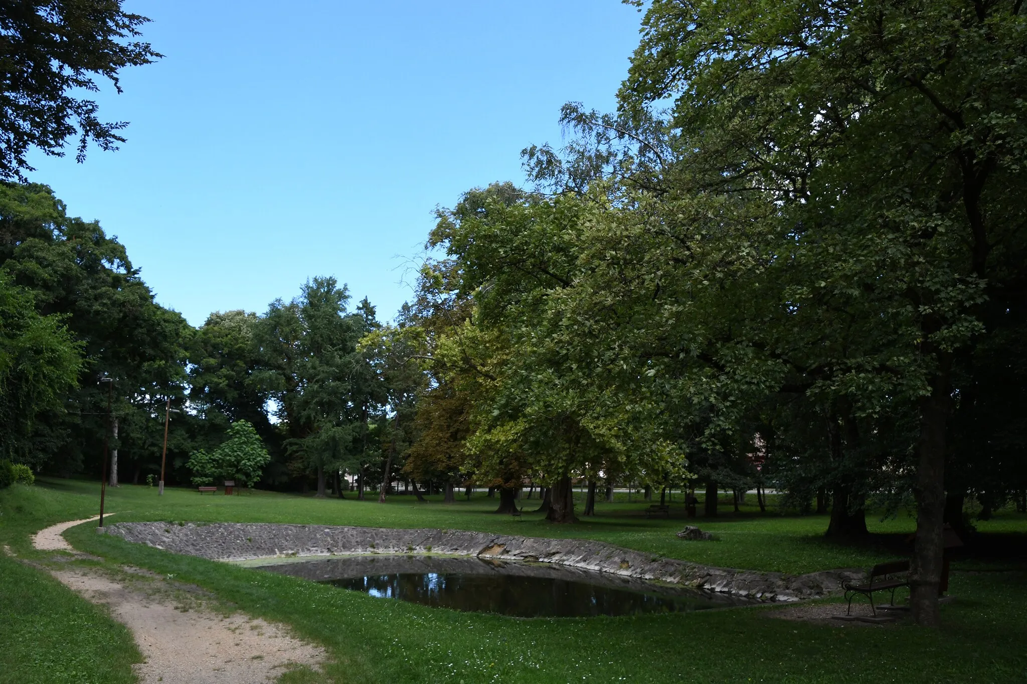 Photo showing: Pond in the park of the Szemere mansion in Szemere, Hungary