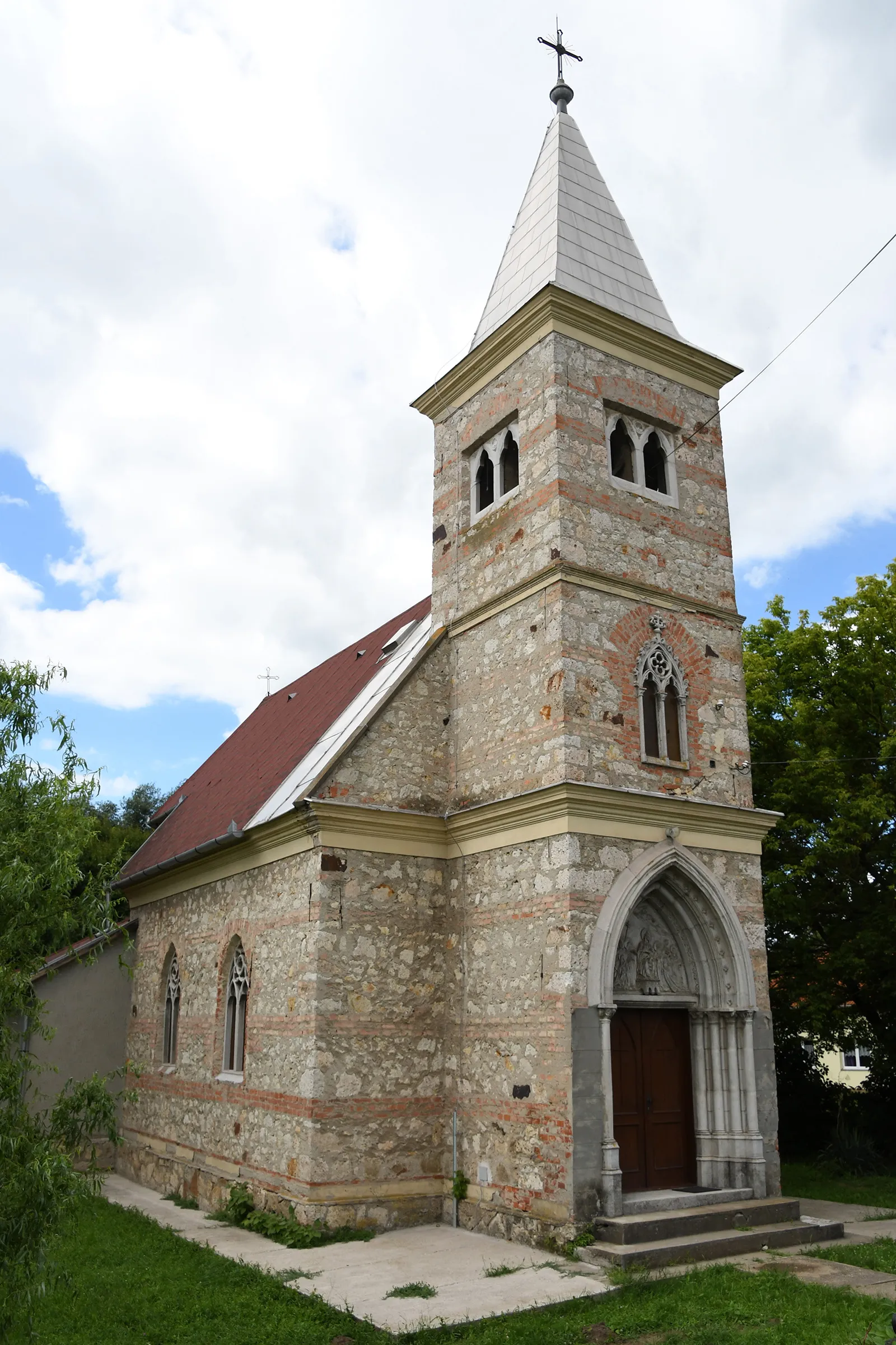 Photo showing: Roman Catholic church in Szemere, Hungary