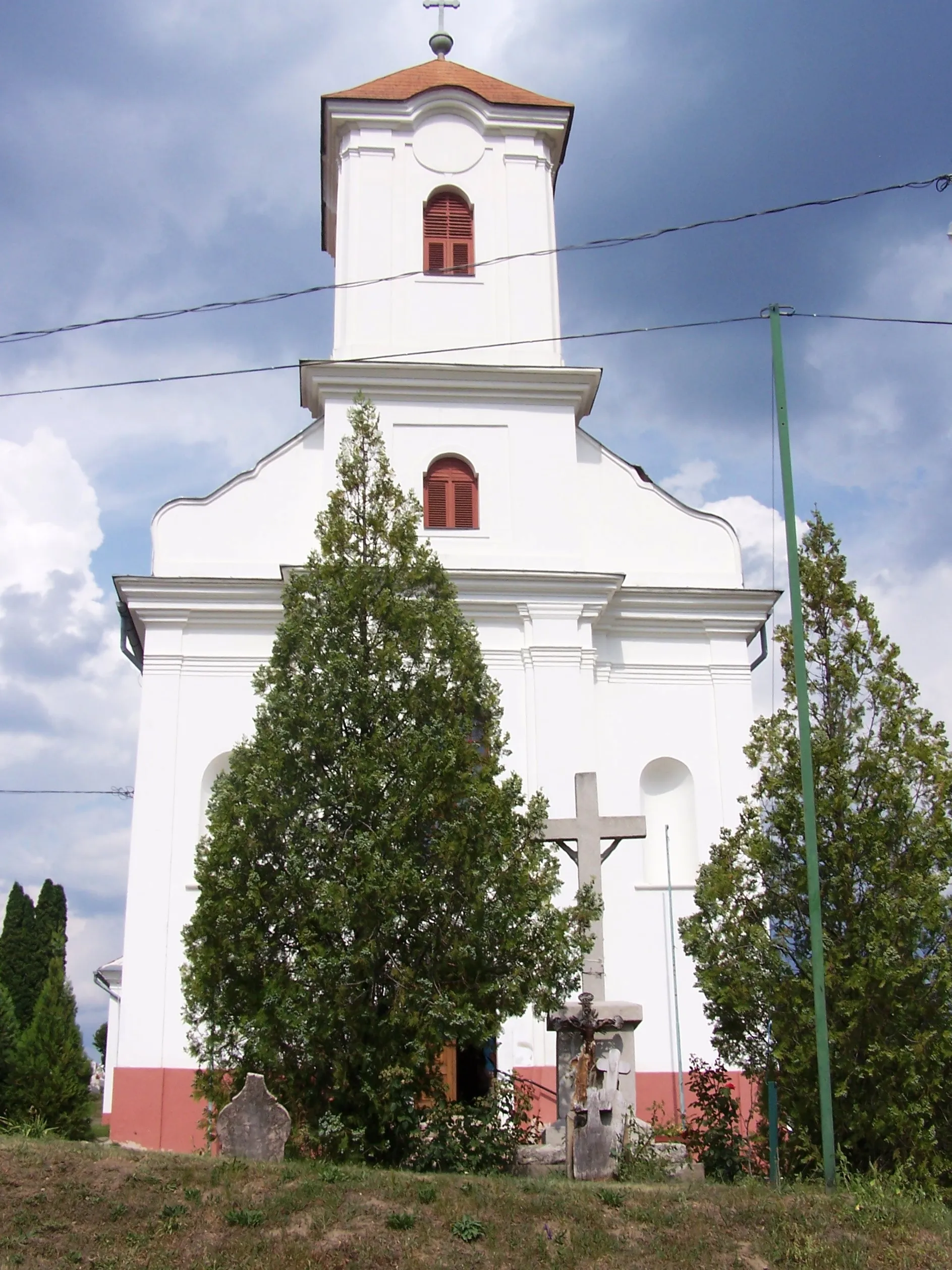 Photo showing: Római katolikus templom (Szent Kereszt felmagasztalása) (Szurdokpüspöki, Püspöki, I. ker. Zagyvaszentjakabi temető, Arany János u. 20.)