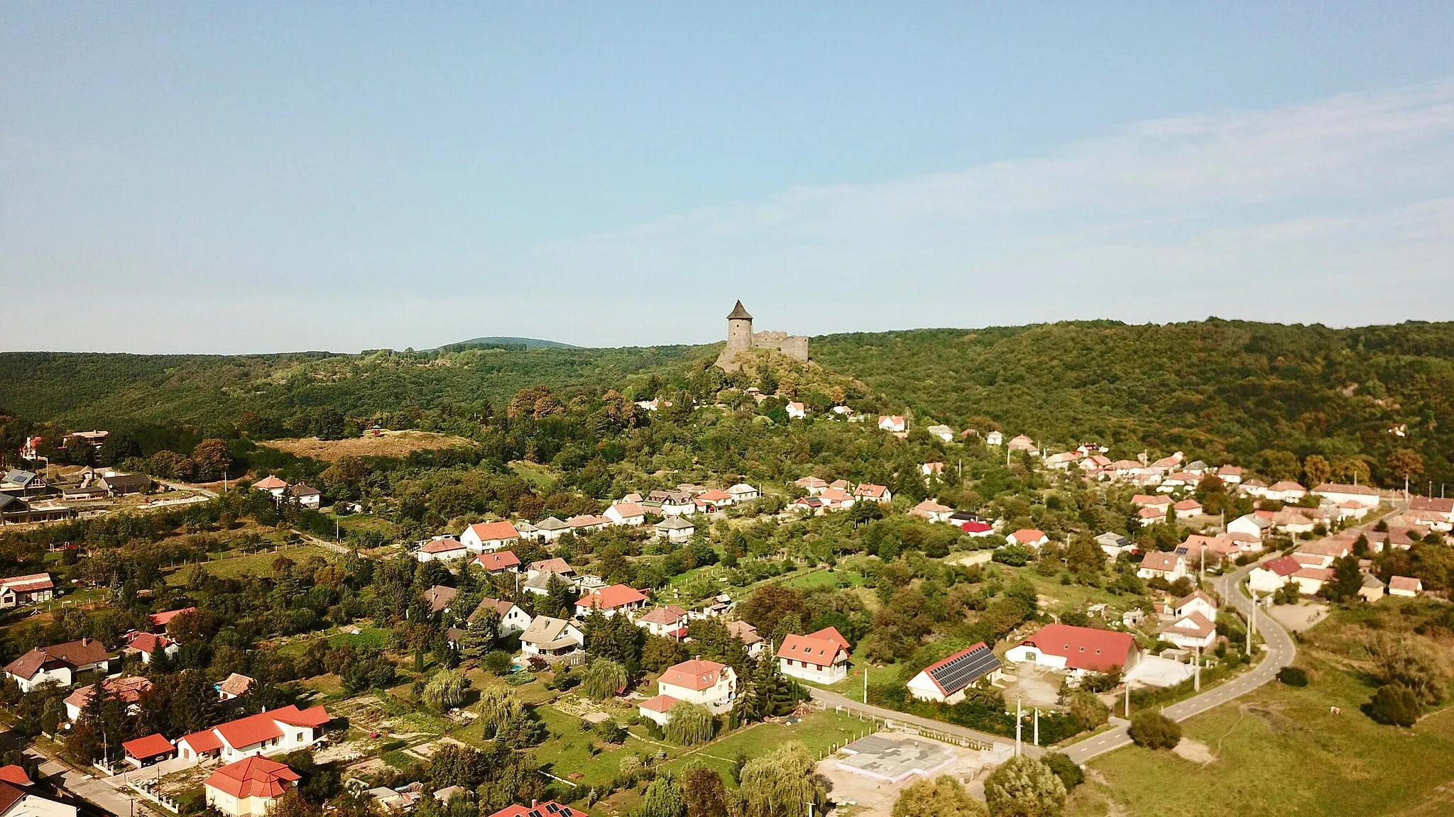 Photo showing: Aerial view of Somoskő village (part of Salgótarján, Hungary) and Šomoška castle (Slovakia)