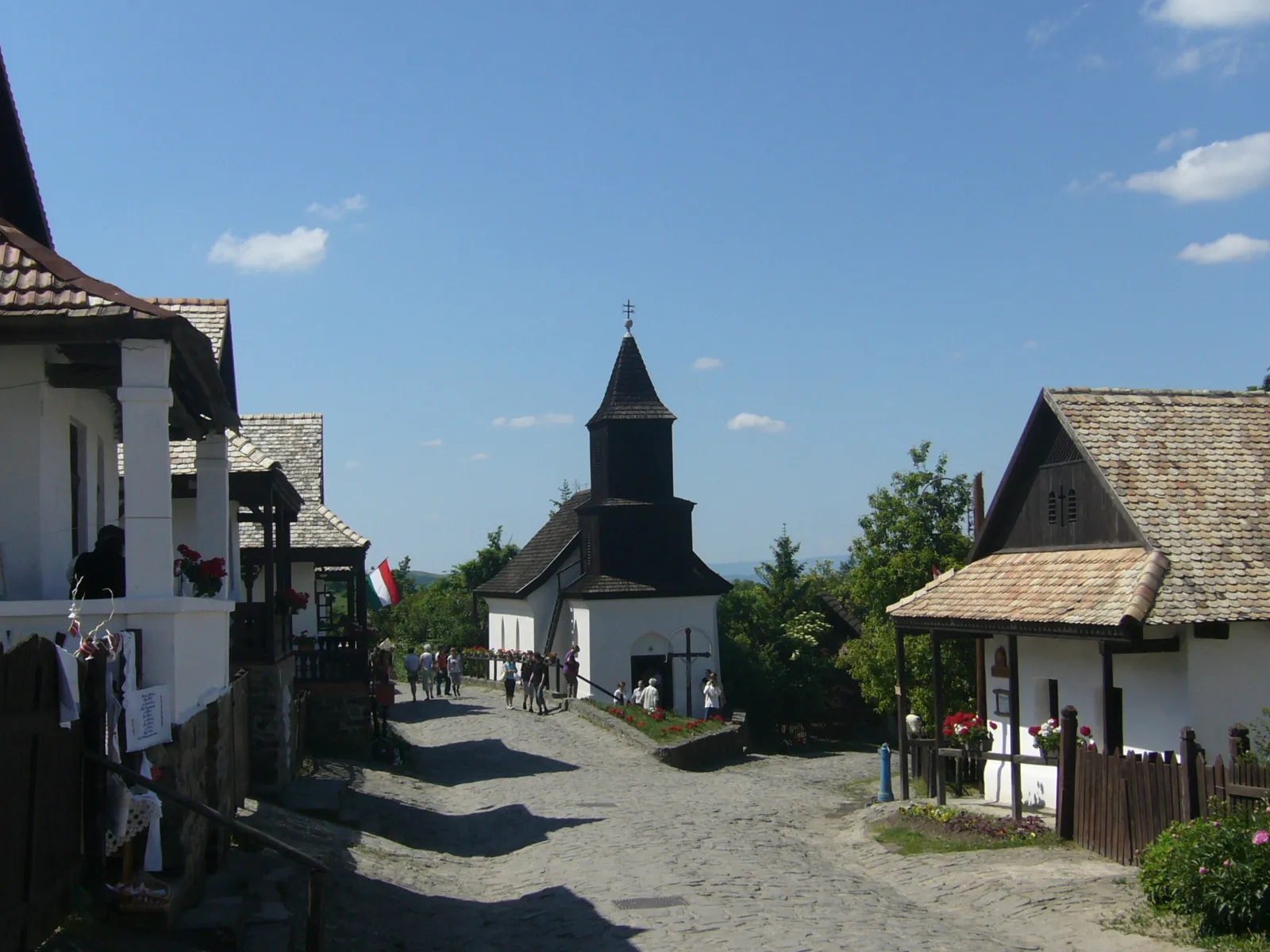 Photo showing: Hollókő, old village, Kossuth Lajos Street, with Saint Martin Parish Church.
