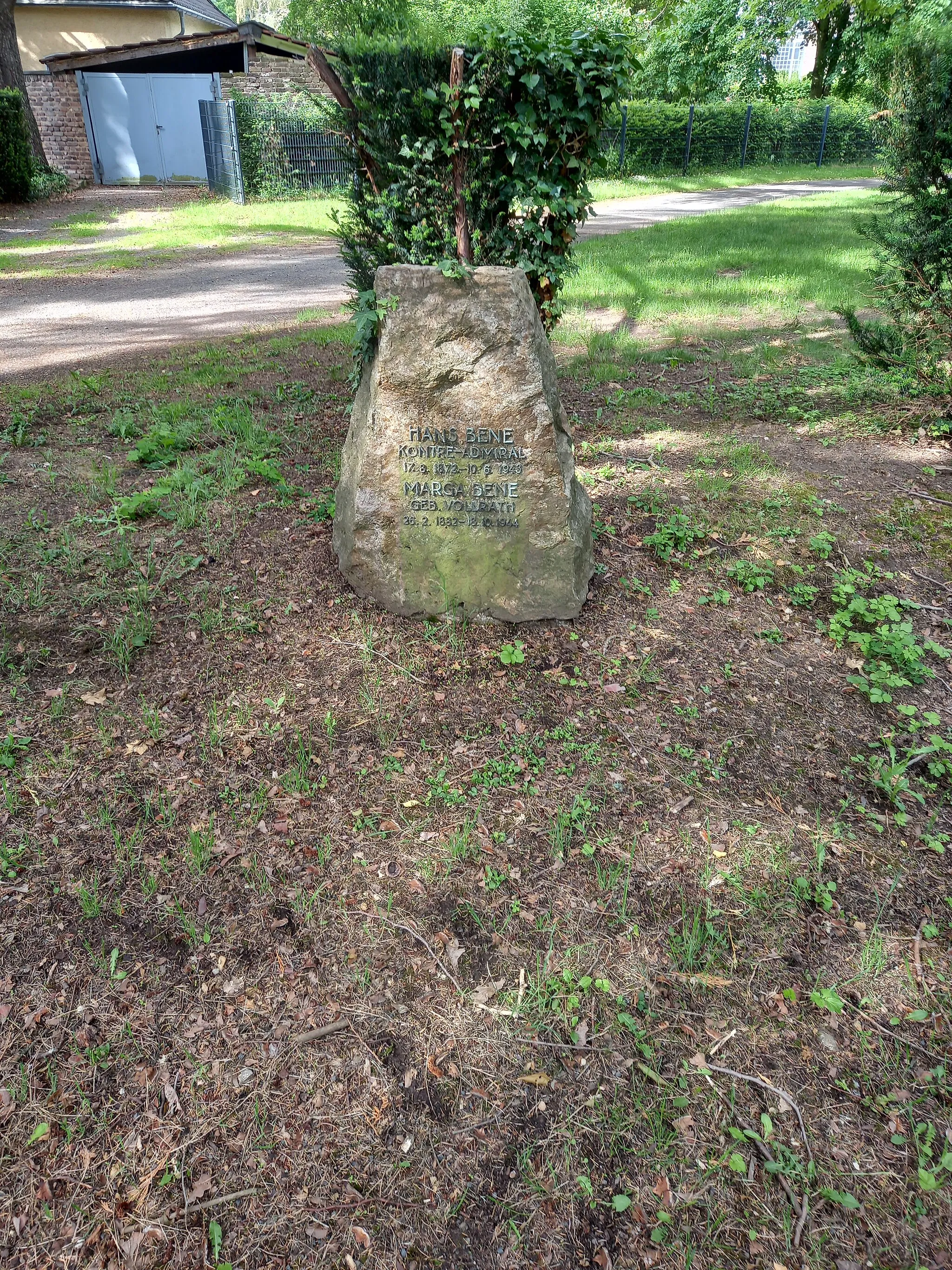 Photo showing: Das Grab des deutschen Admirals Hans Bene und seiner Ehefrau Marga geborene Vollrath auf dem Südfriedhof Bonn.