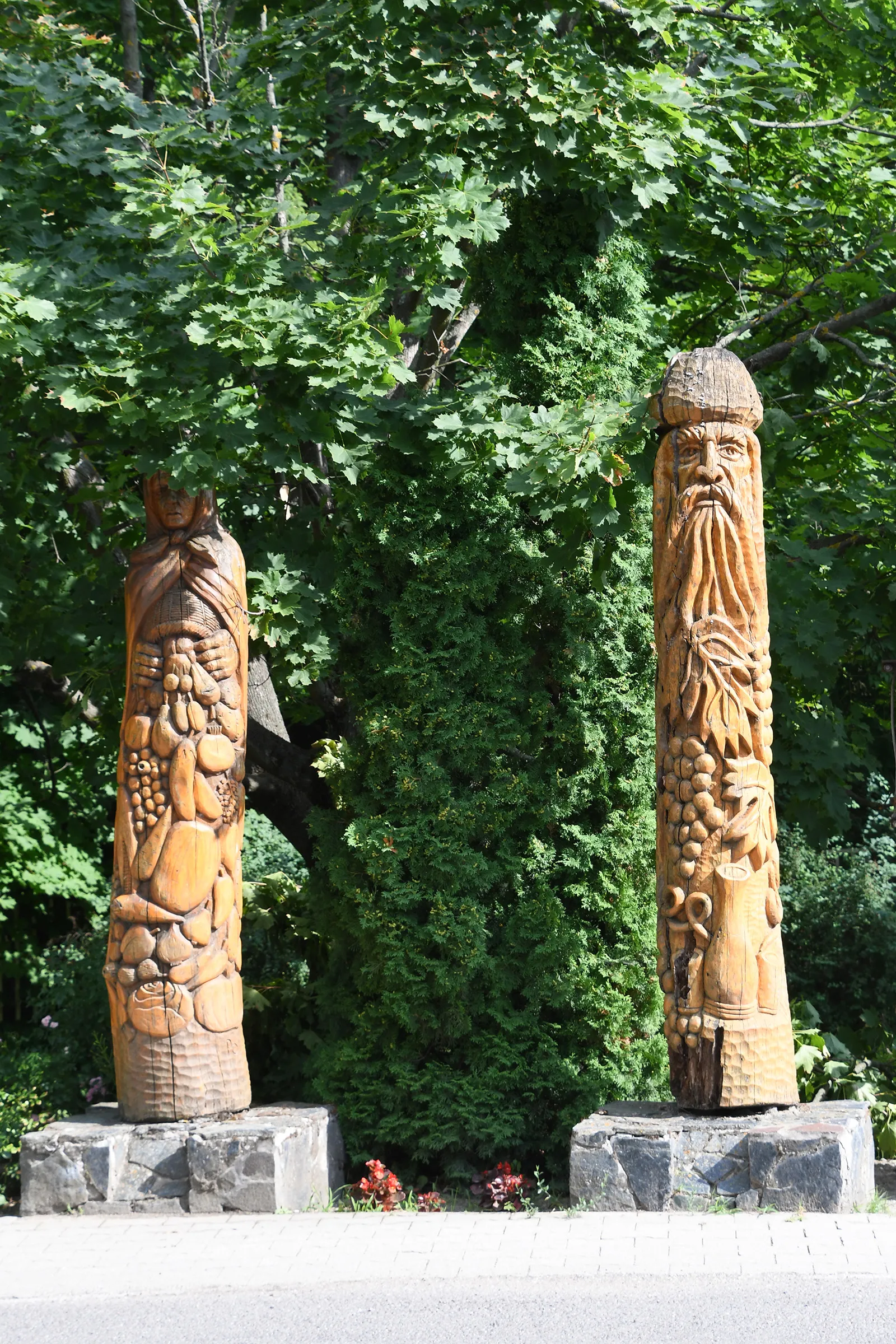 Photo showing: Wooden statues in Kozárd: Mother with cornucopia (Bőségszarus édesanya) and Peasant Bacchus (Paraszt Bacchus)